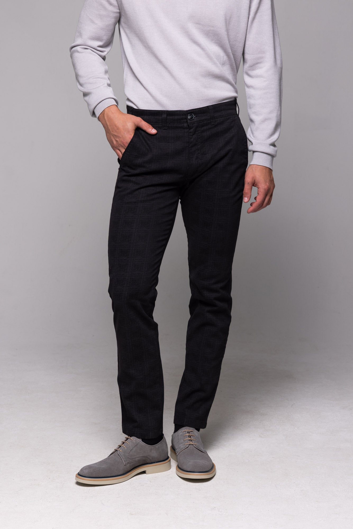 Čierne voľnočasové nohavice s jemným károm