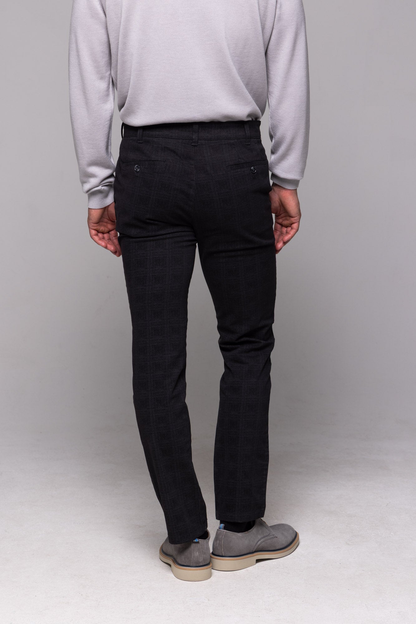 Čierne voľnočasové nohavice s jemným károm