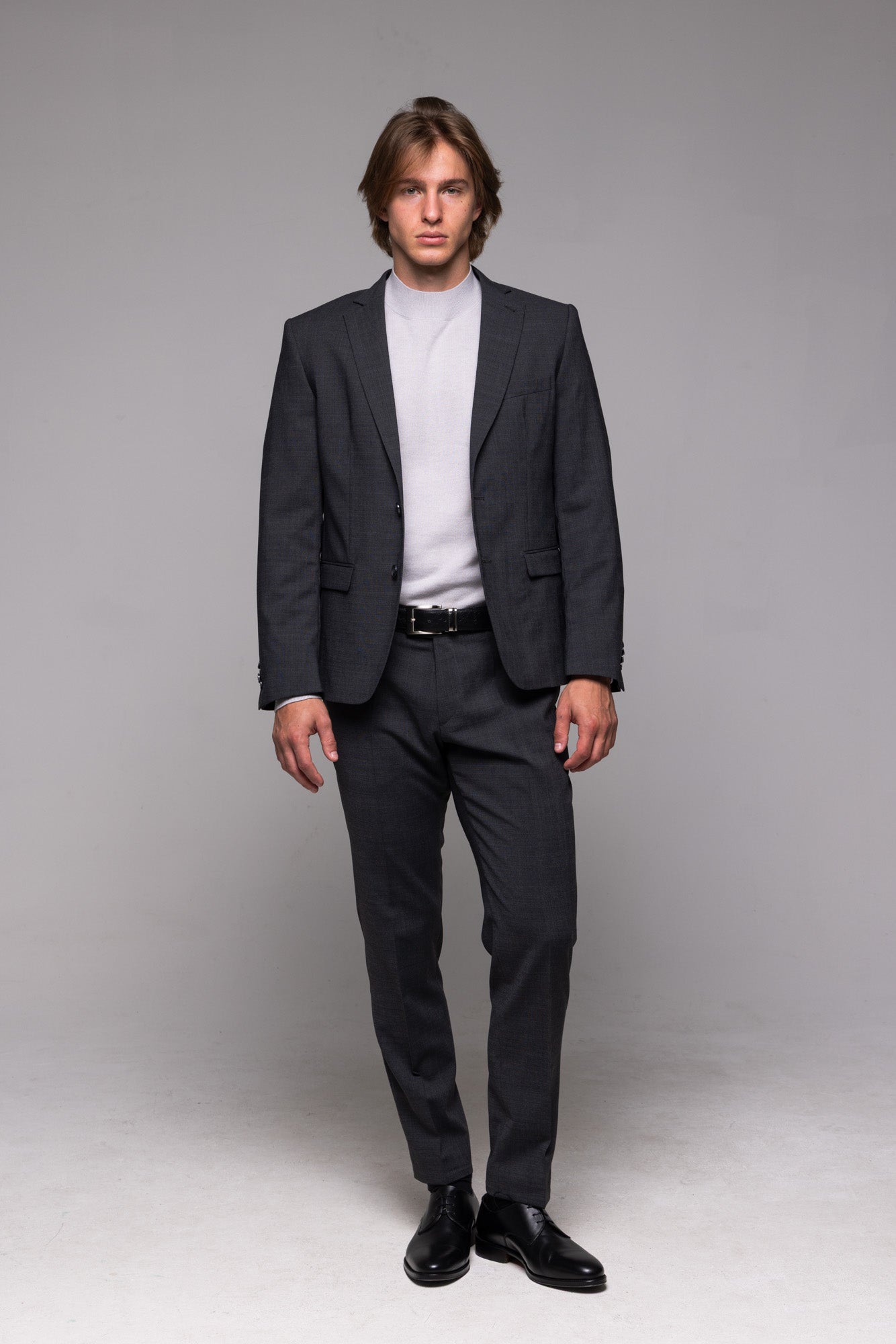 Šedý Slim Fit oblek so sivým károm