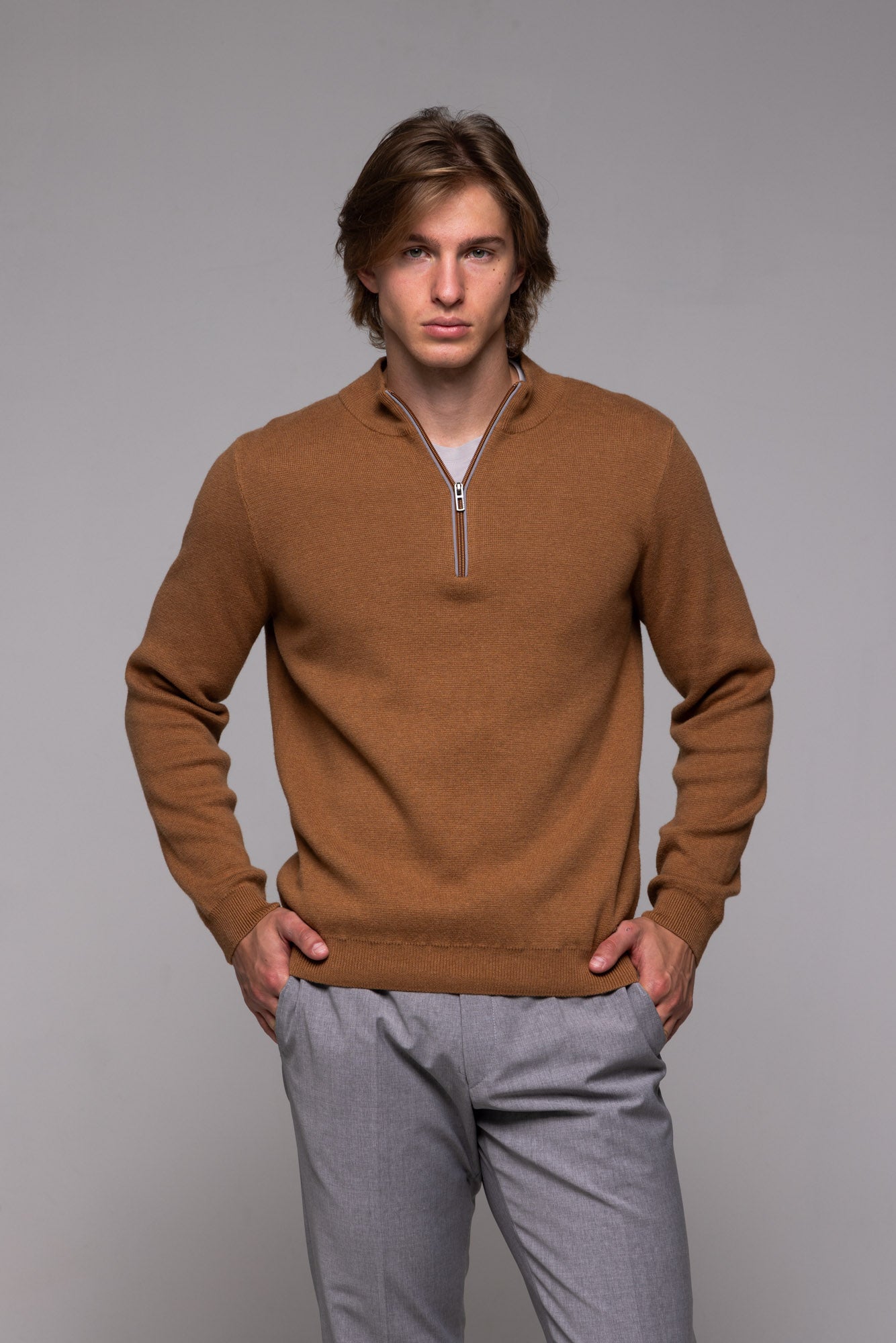 Hnedý pulóver so zipsom