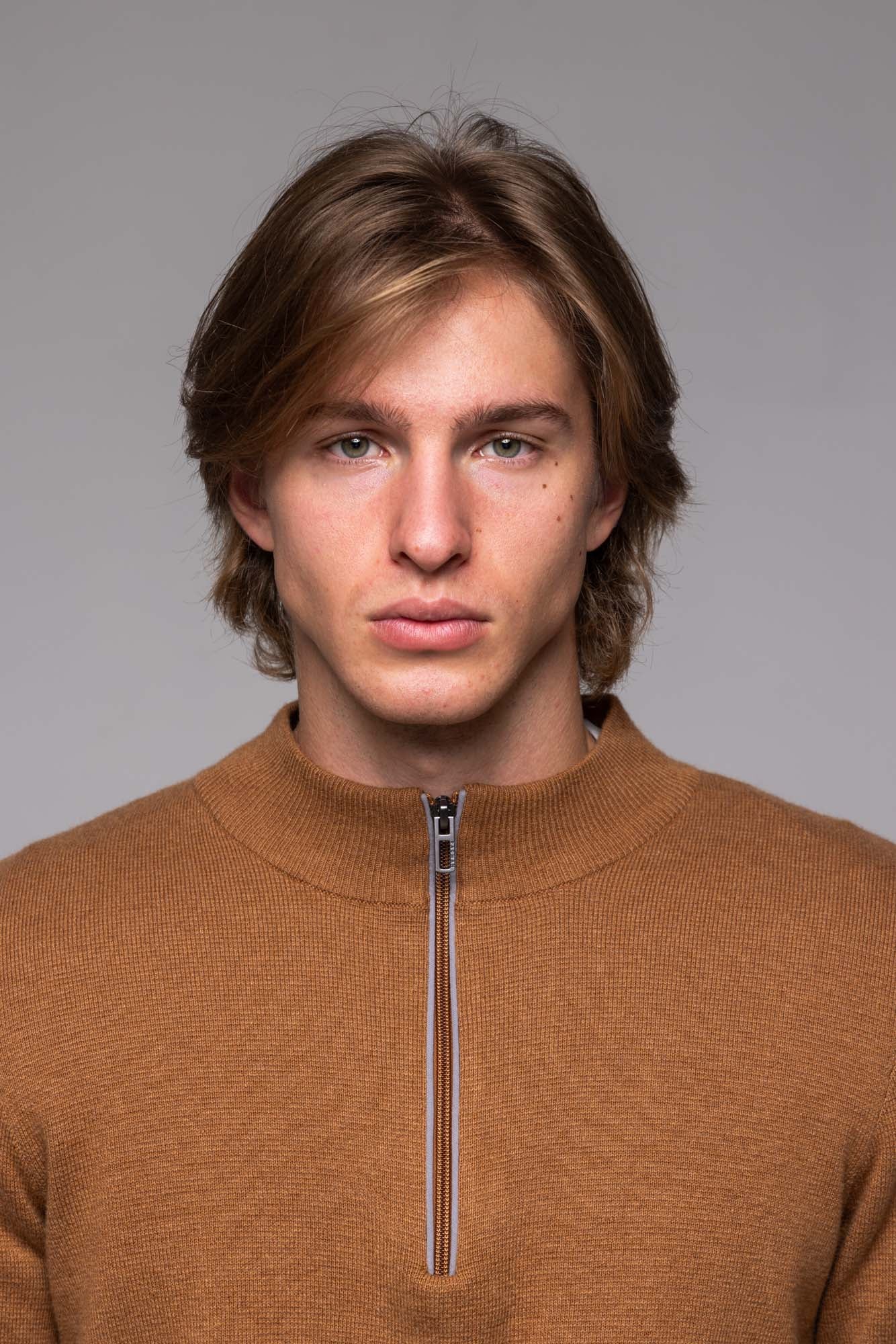 Hnedý pulóver so zipsom