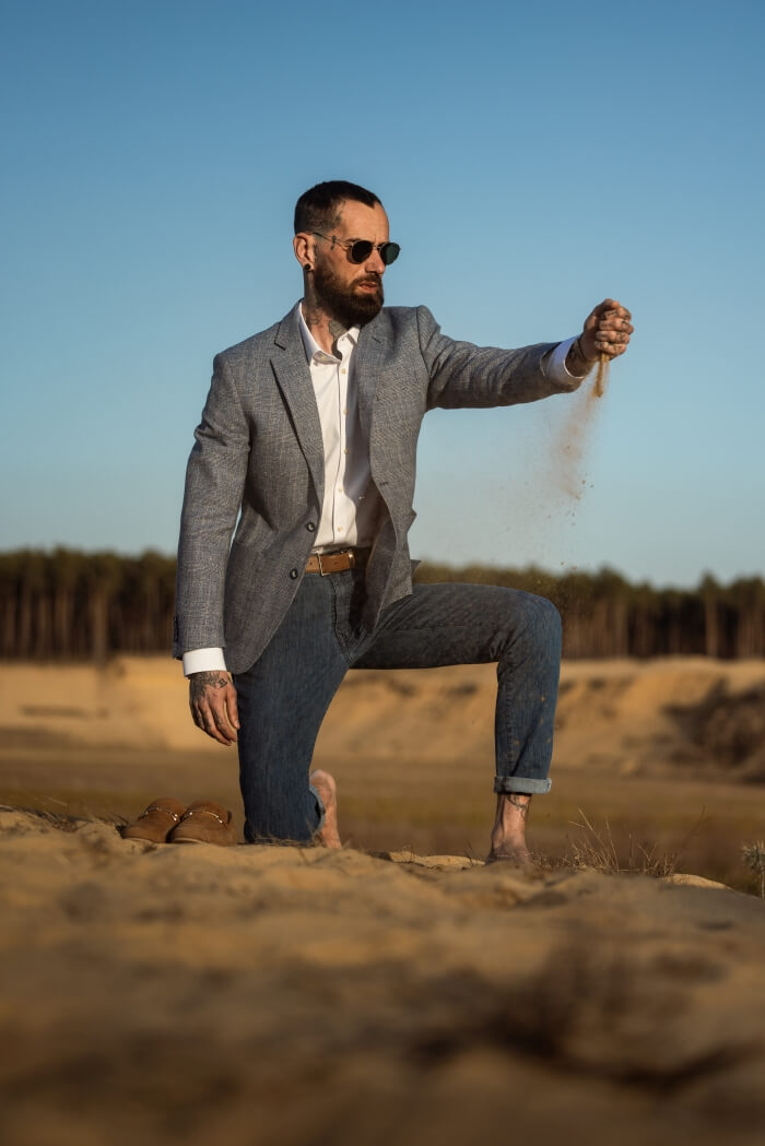 Bledomodré sako s jemným hnedým károm