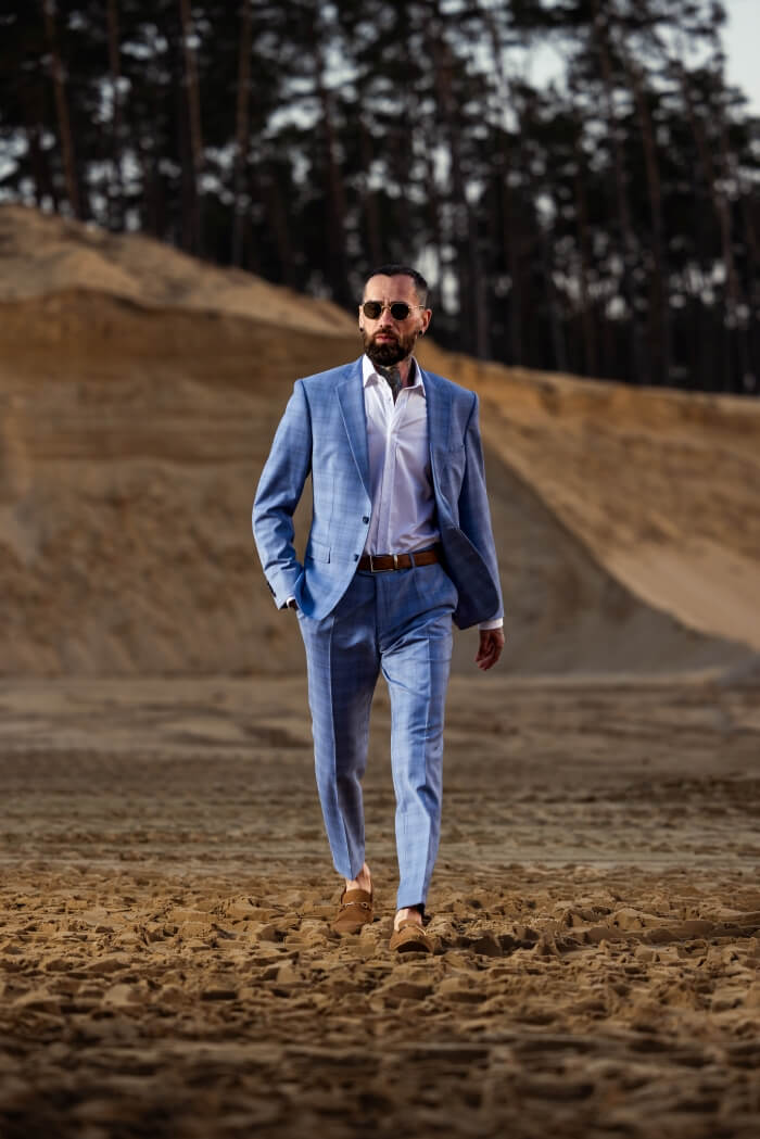 Bledomodrý károvaný svadobný Slim Fit oblek s vestou