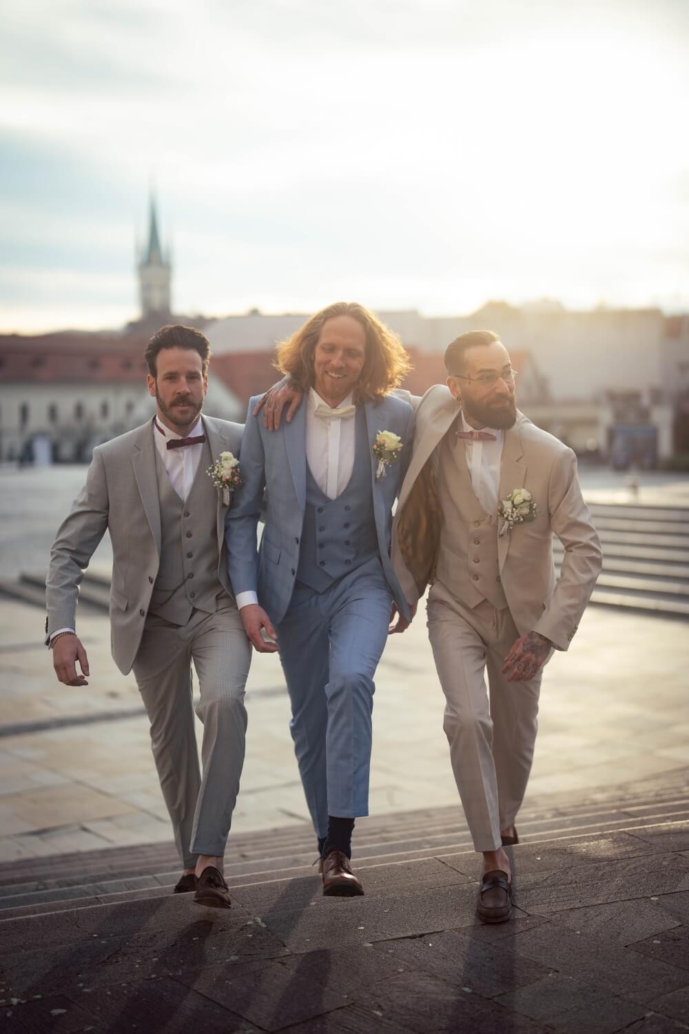 Bledomodrý svadobný Slim Fit oblek s vestou