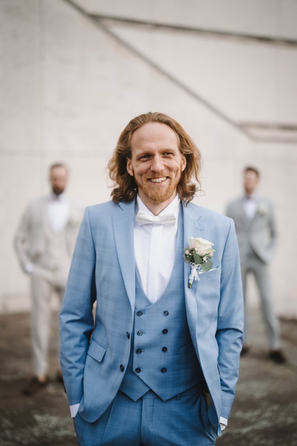 Bledomodrý svadobný Slim Fit oblek s vestou