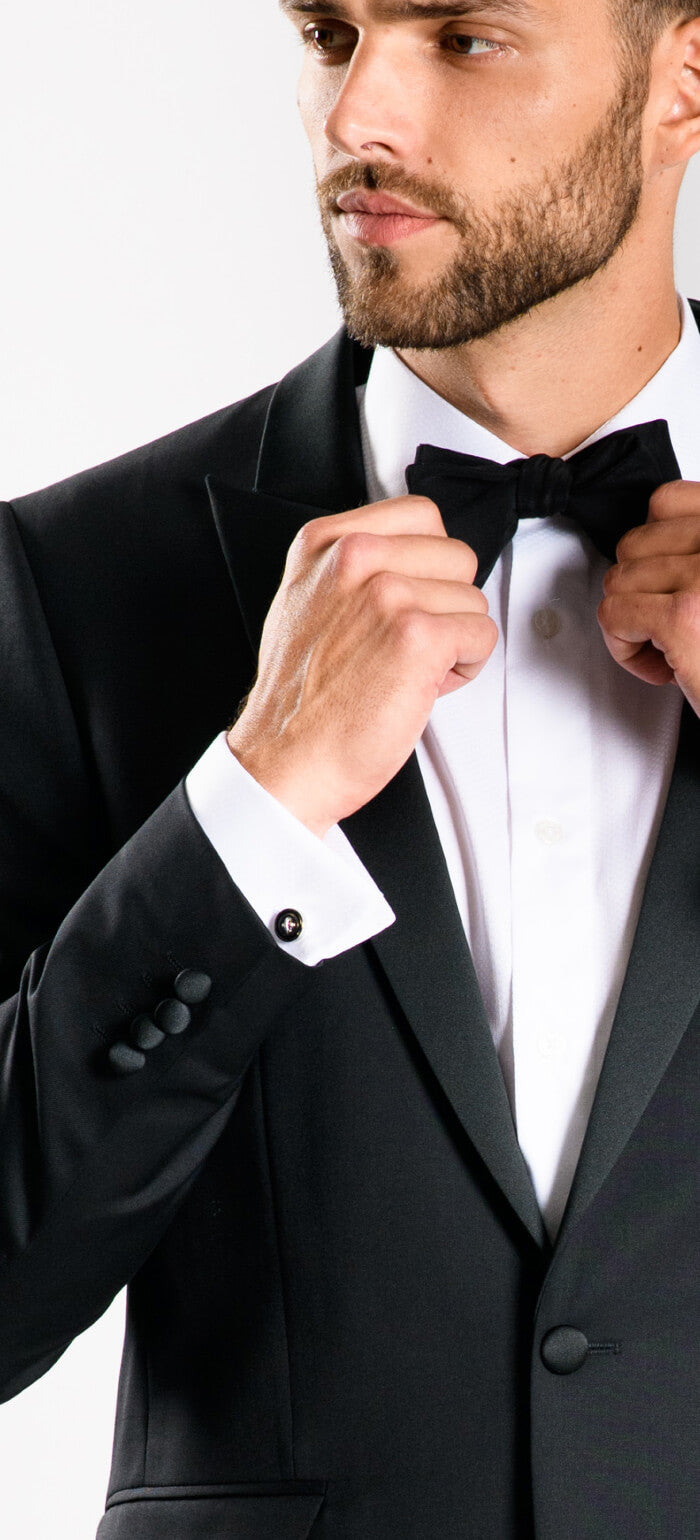 Čierny vlnený smoking so špicatou klopou