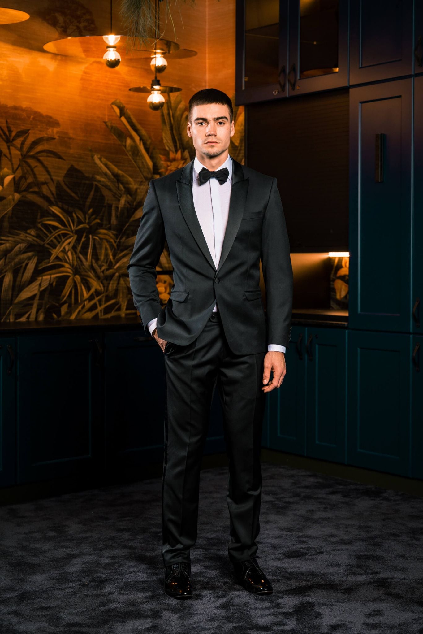 Čierny vlnený smoking so špicatou klopou