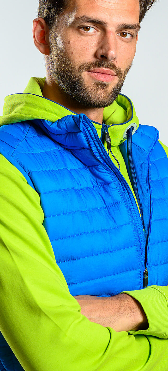 Modrá prešívaná vesta