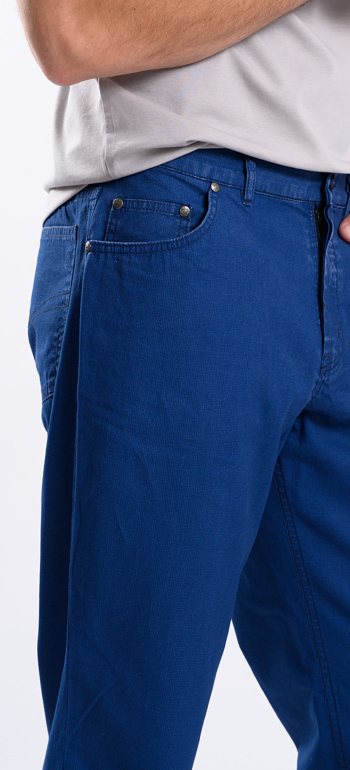 Modré voľnočasové nohavice s jemným vzorom štvorcov