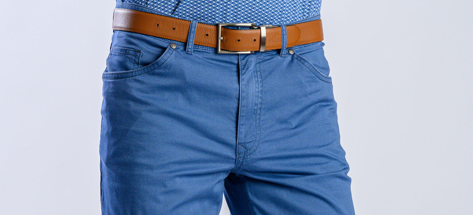 Modré voľnočasové nohavice so vzorom