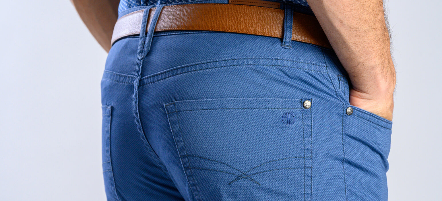 Modré voľnočasové nohavice so vzorom