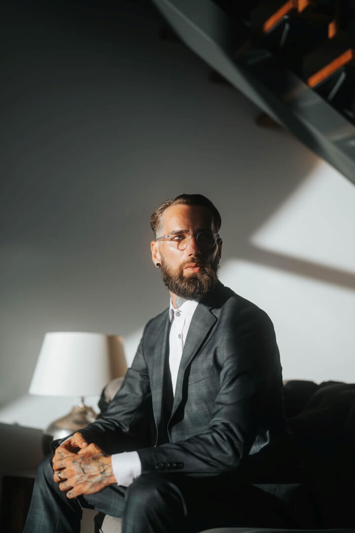 Modrý Slim fit oblek s bordovým károm