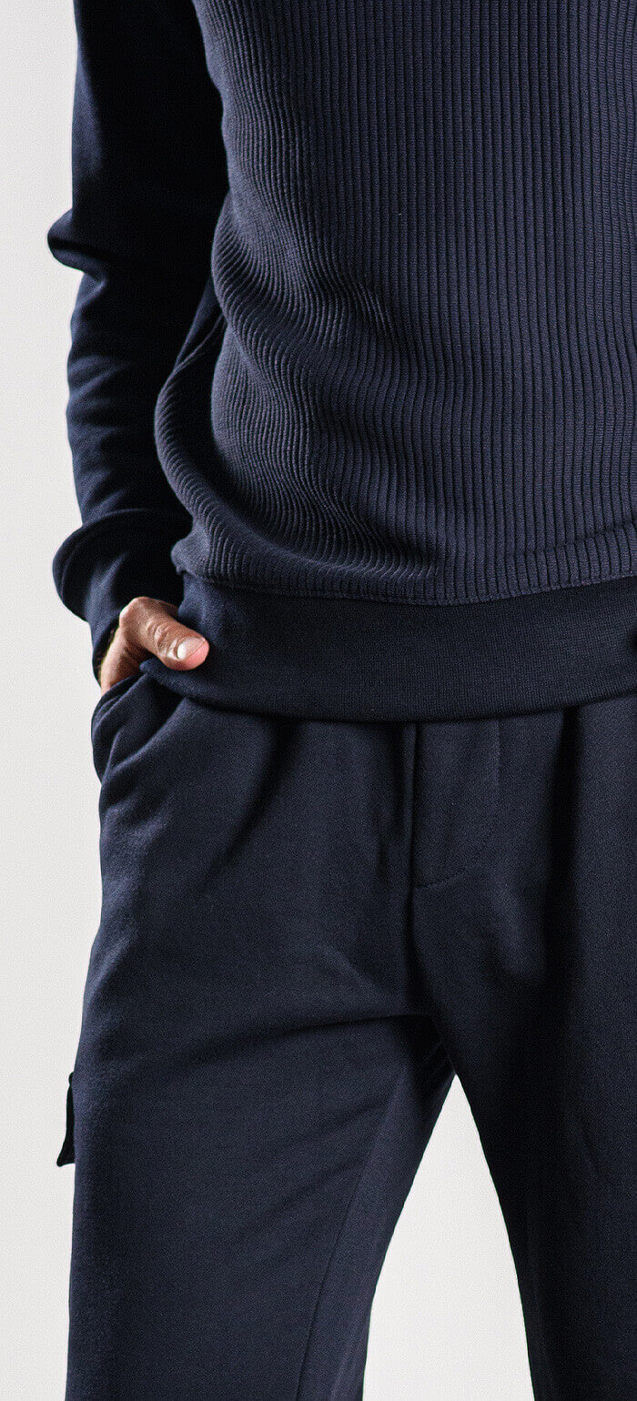 Tmavomodré kapsáčové teplákové nohavice