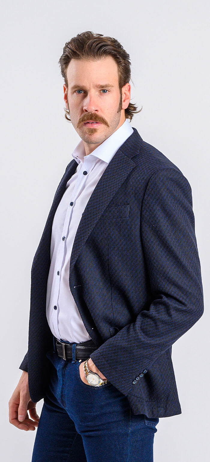 Tmavomodré sako s jemným vzorom