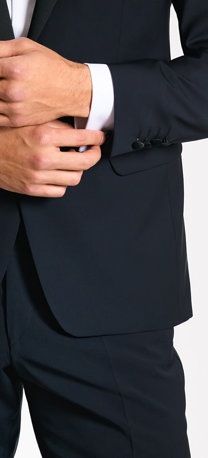 Tmavomodrý vlnený smoking so špicatou klopou