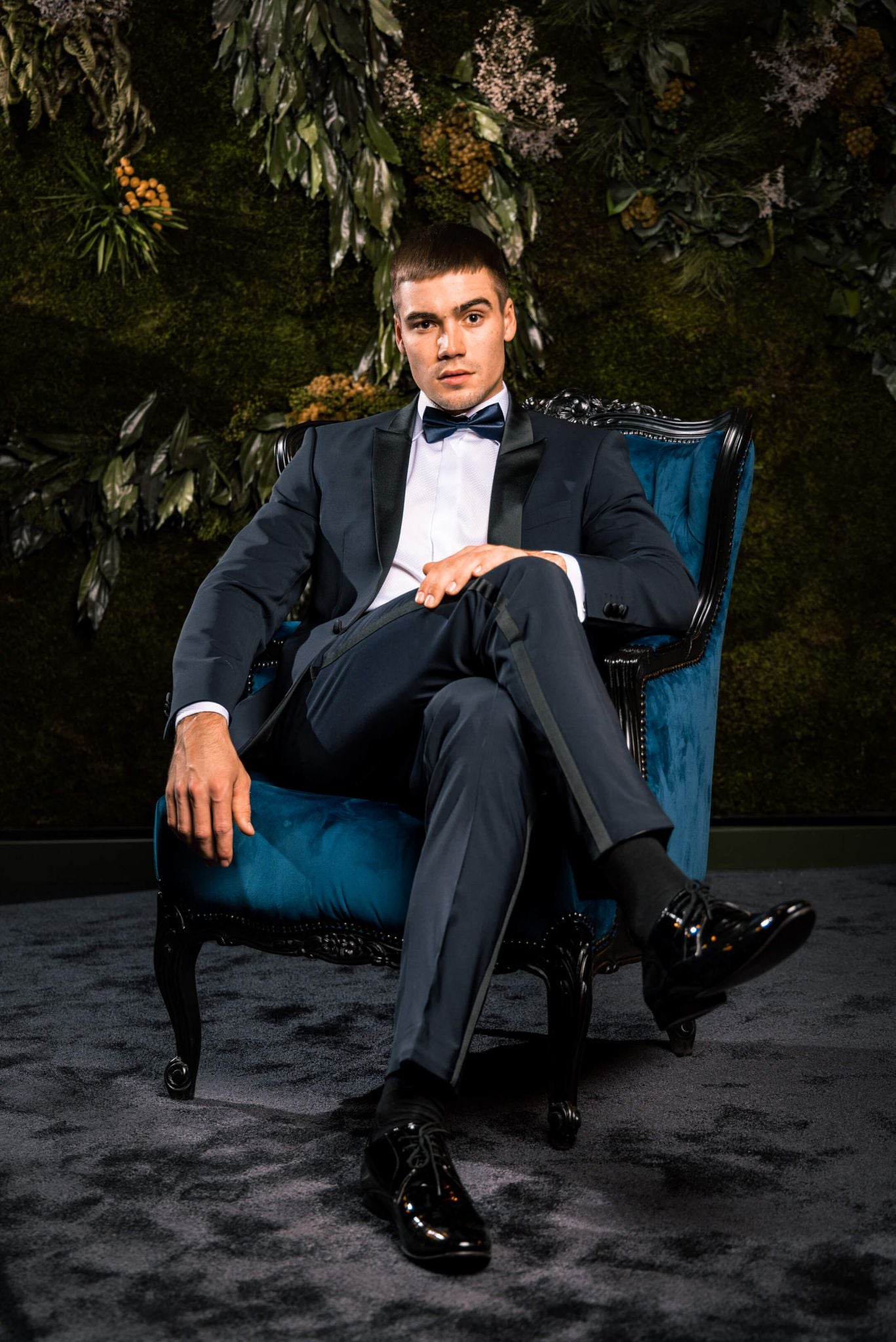 Tmavomodrý vlnený smoking so špicatou klopou