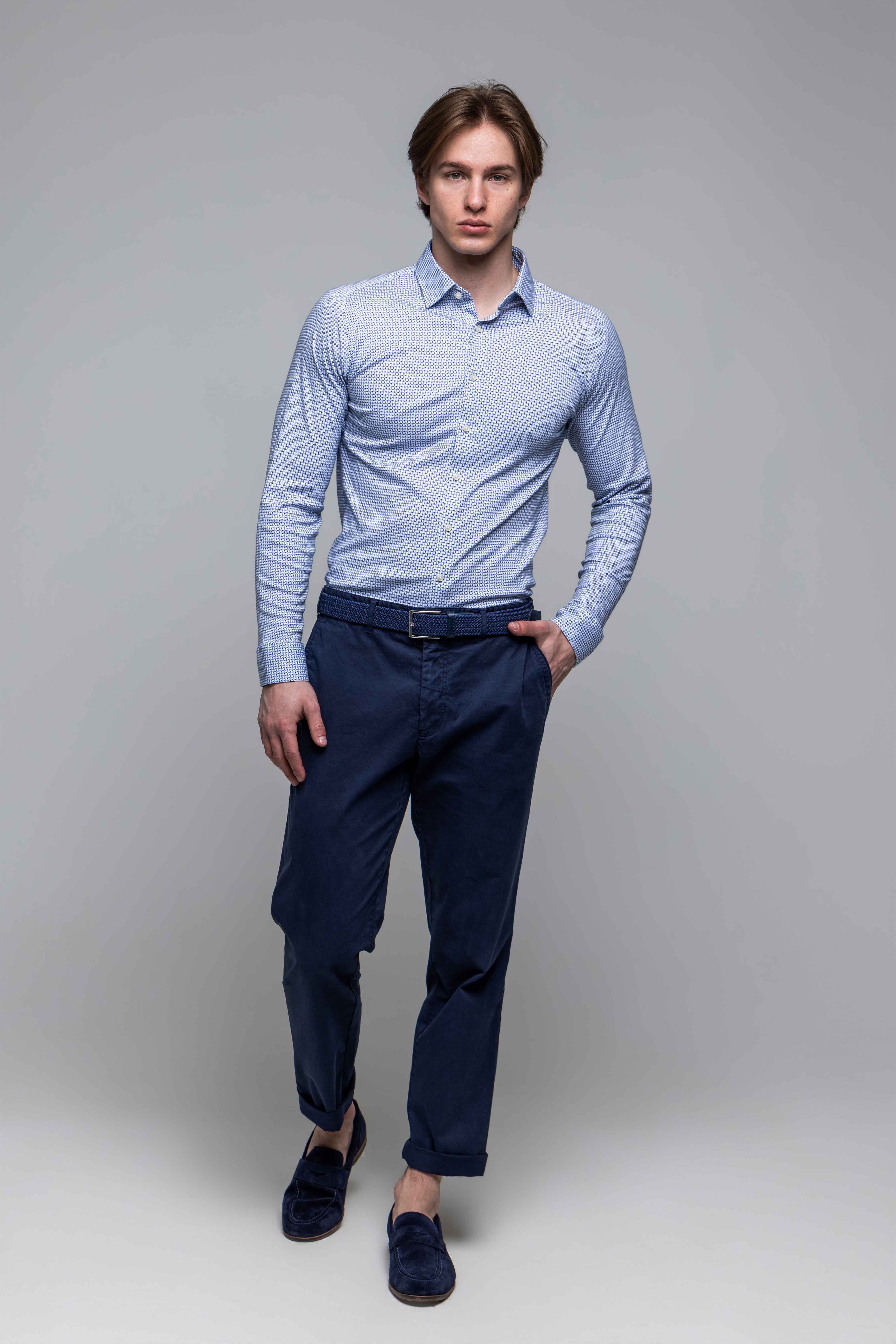 Biela strečová Extra Slim Fit košeľa s trojuholníkovým modrým vzorom