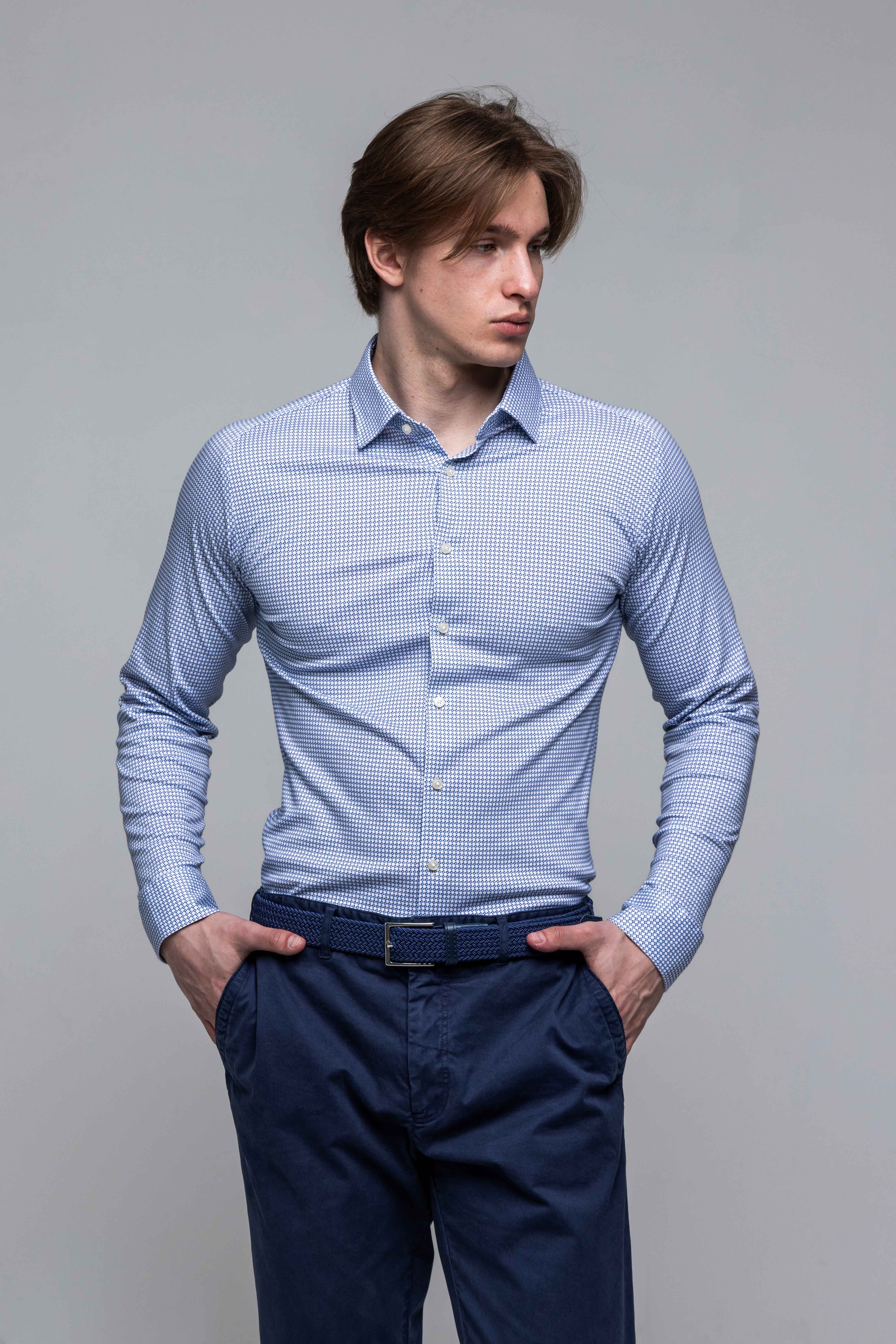 Biela strečová Extra Slim Fit košeľa s trojuholníkovým modrým vzorom