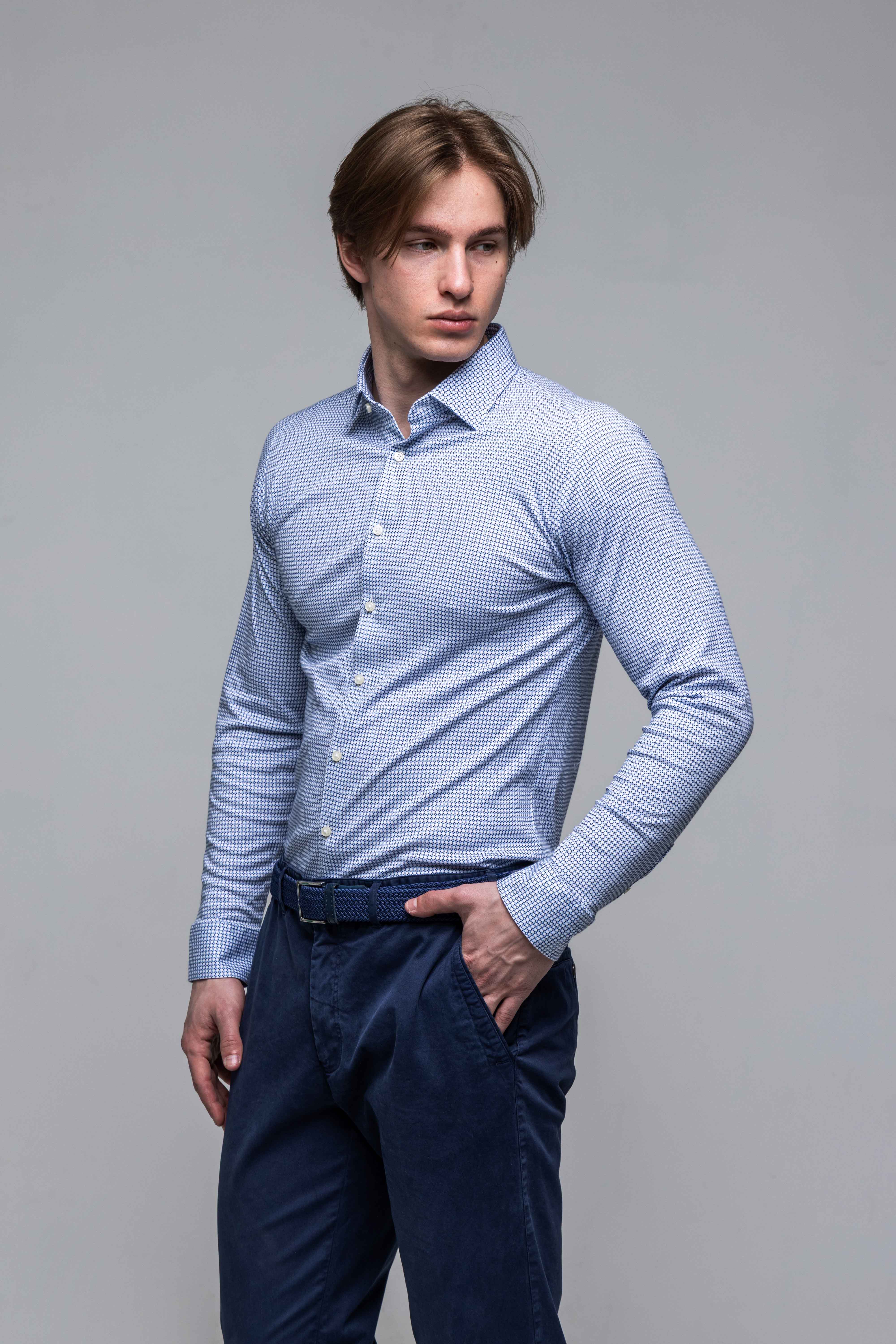 Biela strečová Extra Slim Fit košeľa s trojuholníkovým modrým vzorom