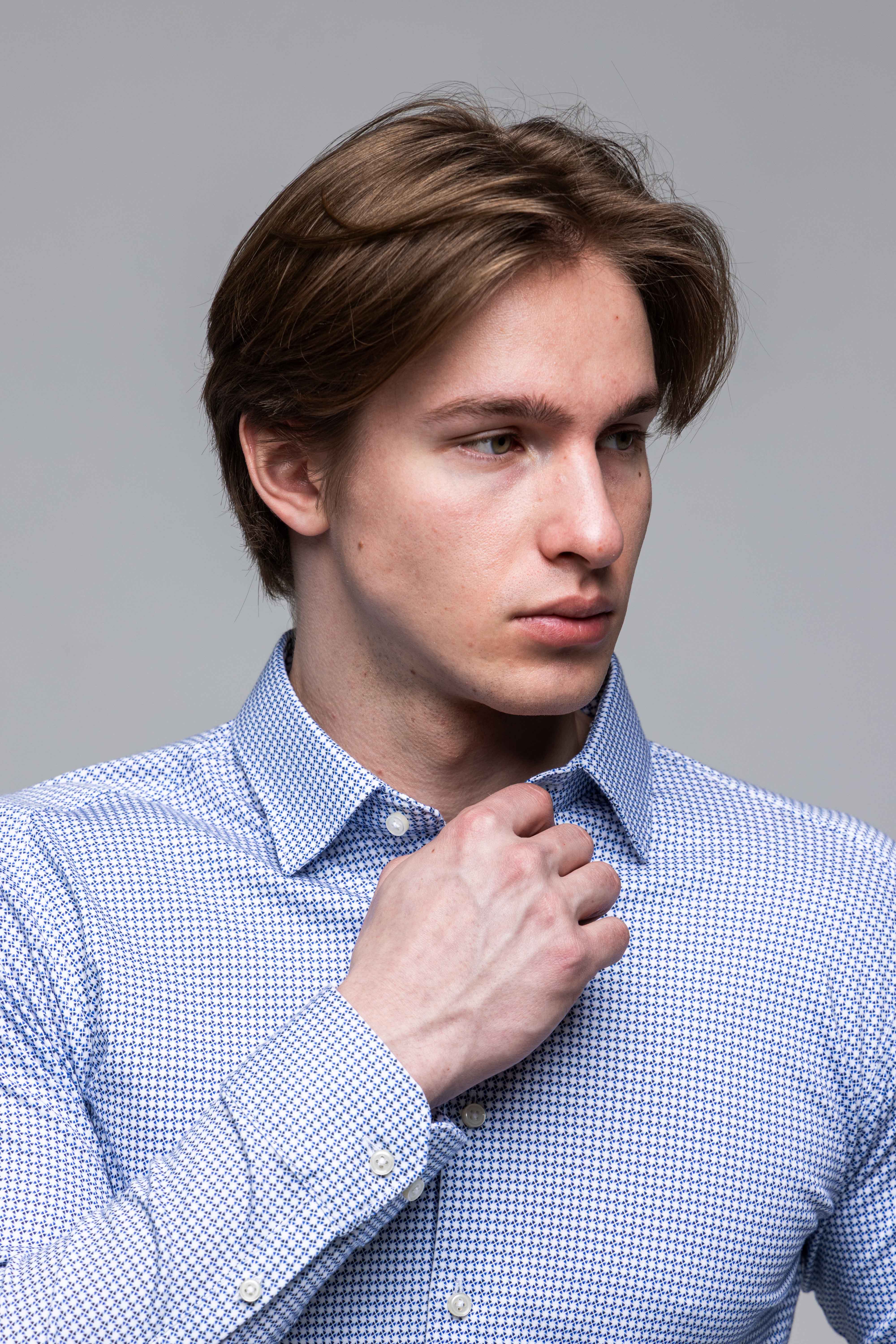 Biela strečová Extra Slim Fit košeľa s trojuholníkovým modrým vzorom