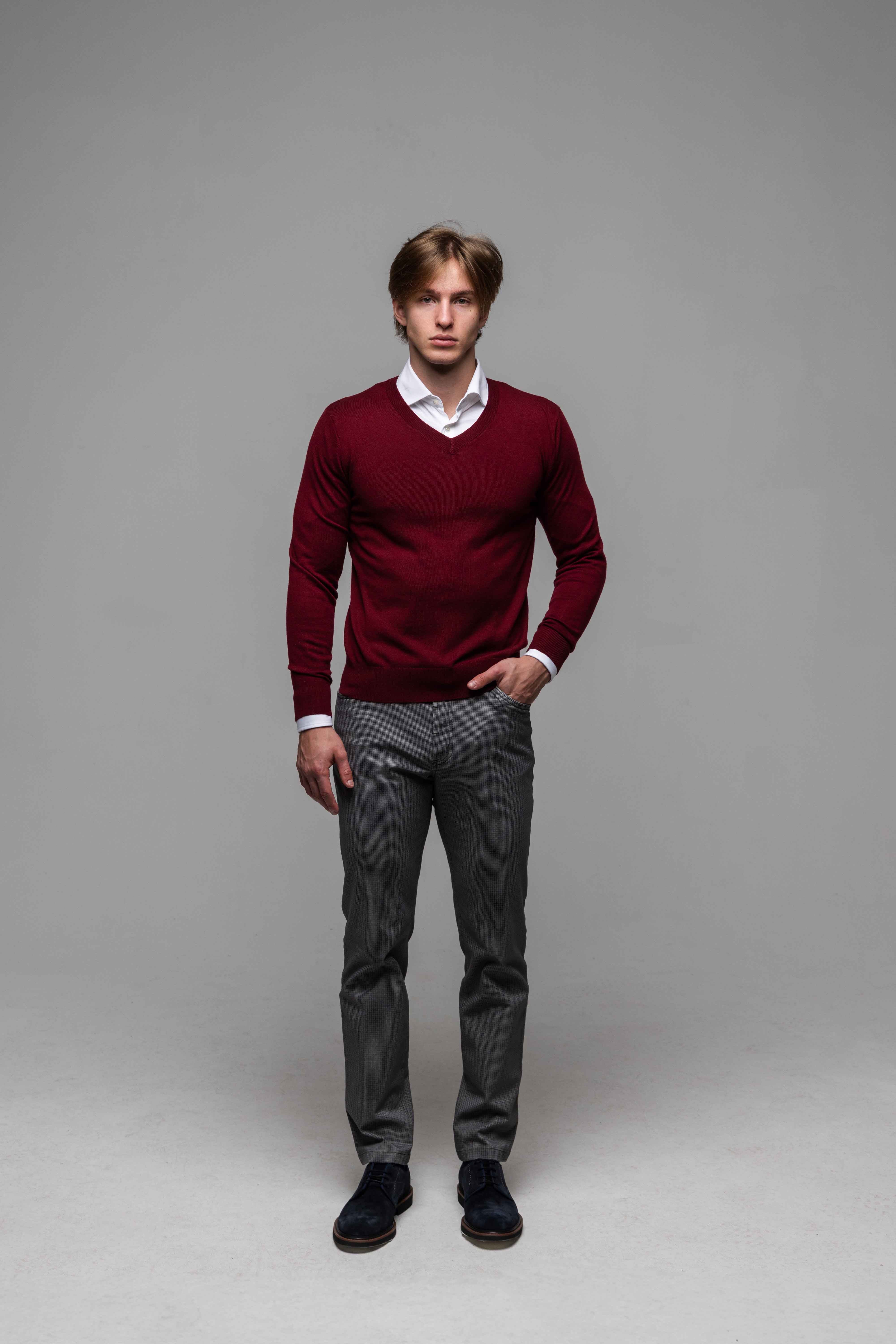 Bordový bavlnený pulóver s V výstrihom