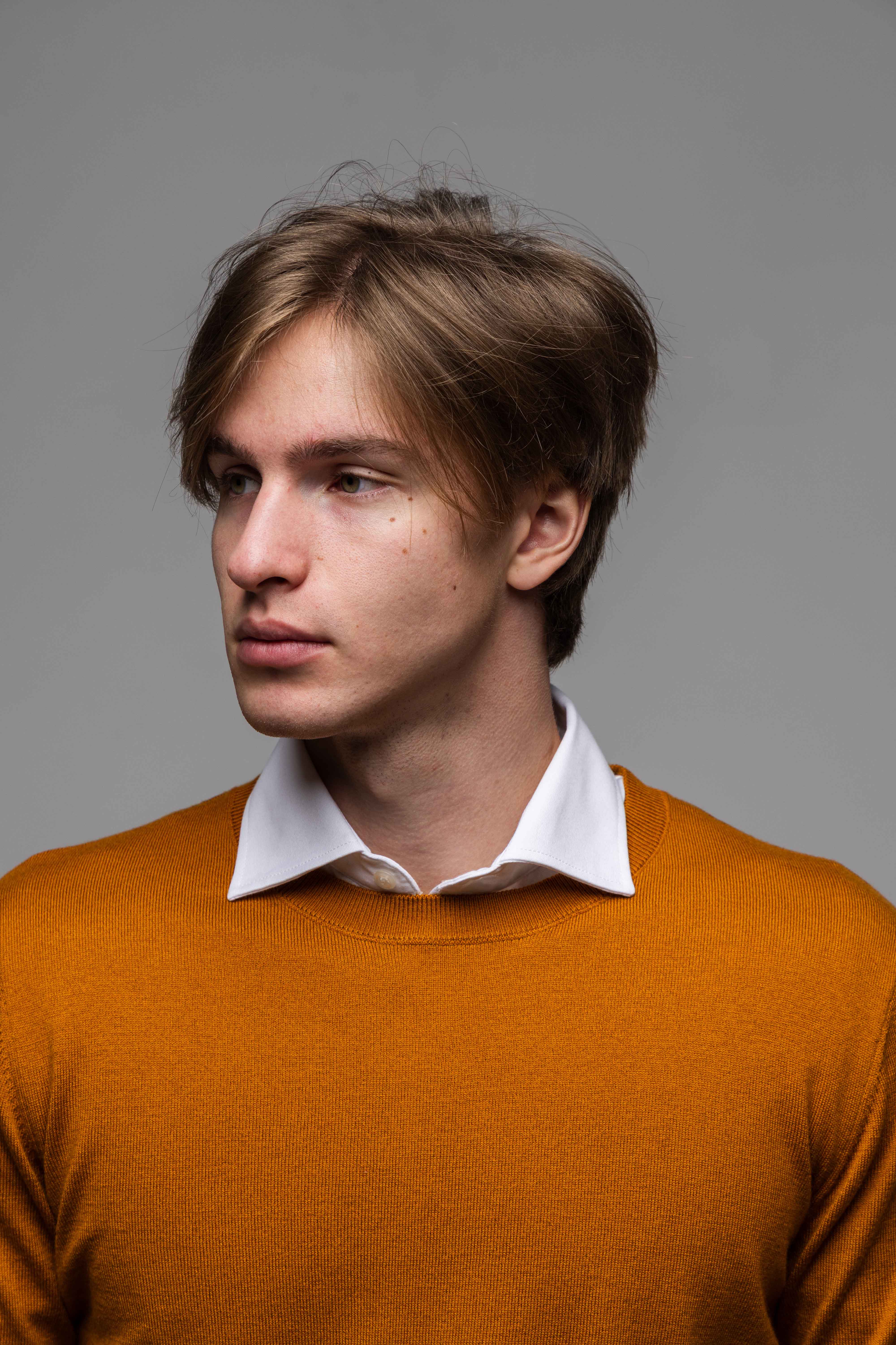 Karamelový bavlnený pulóver s okrúhlym výstrihom