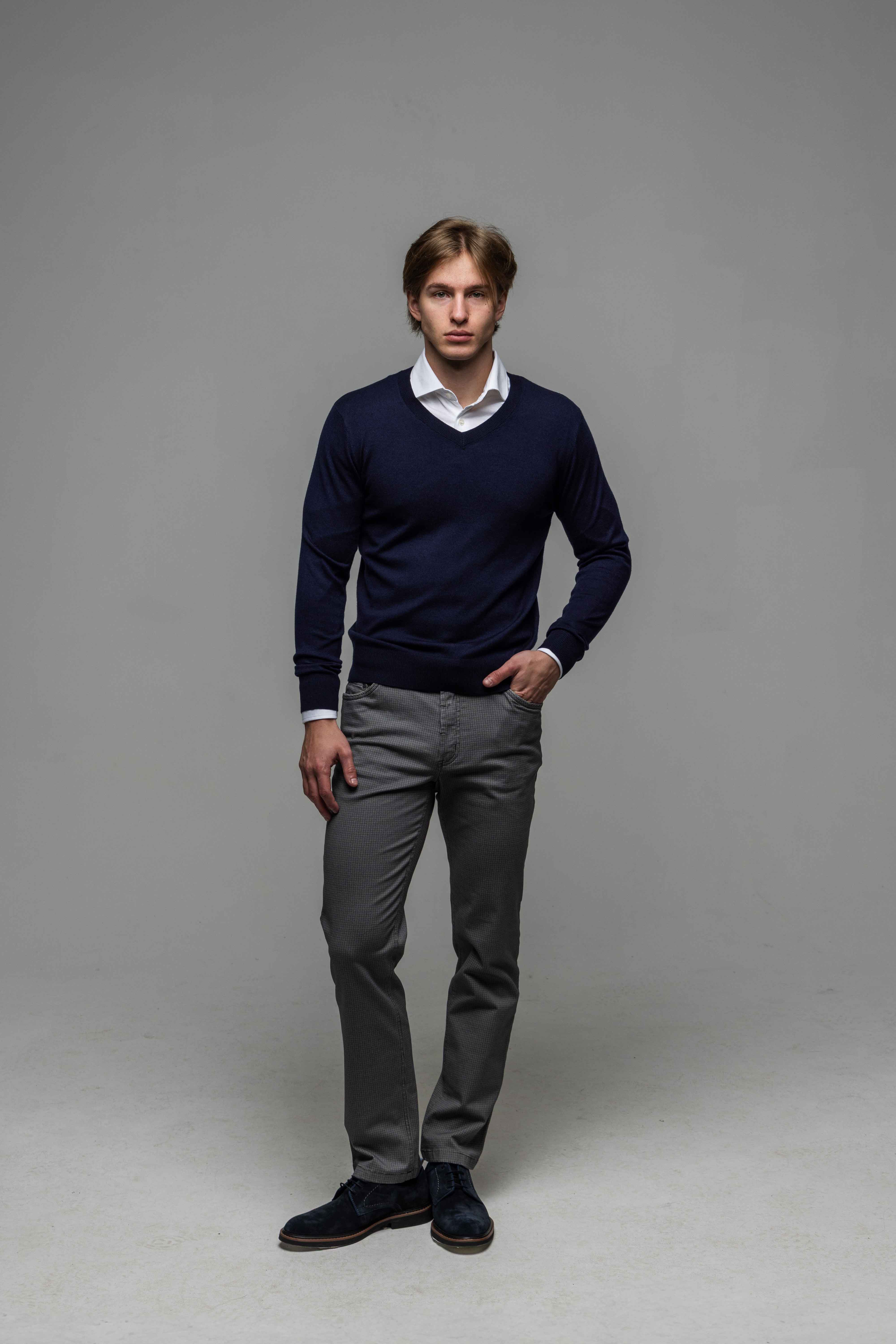 Modrý bavlnený pulóver s V výstrihom