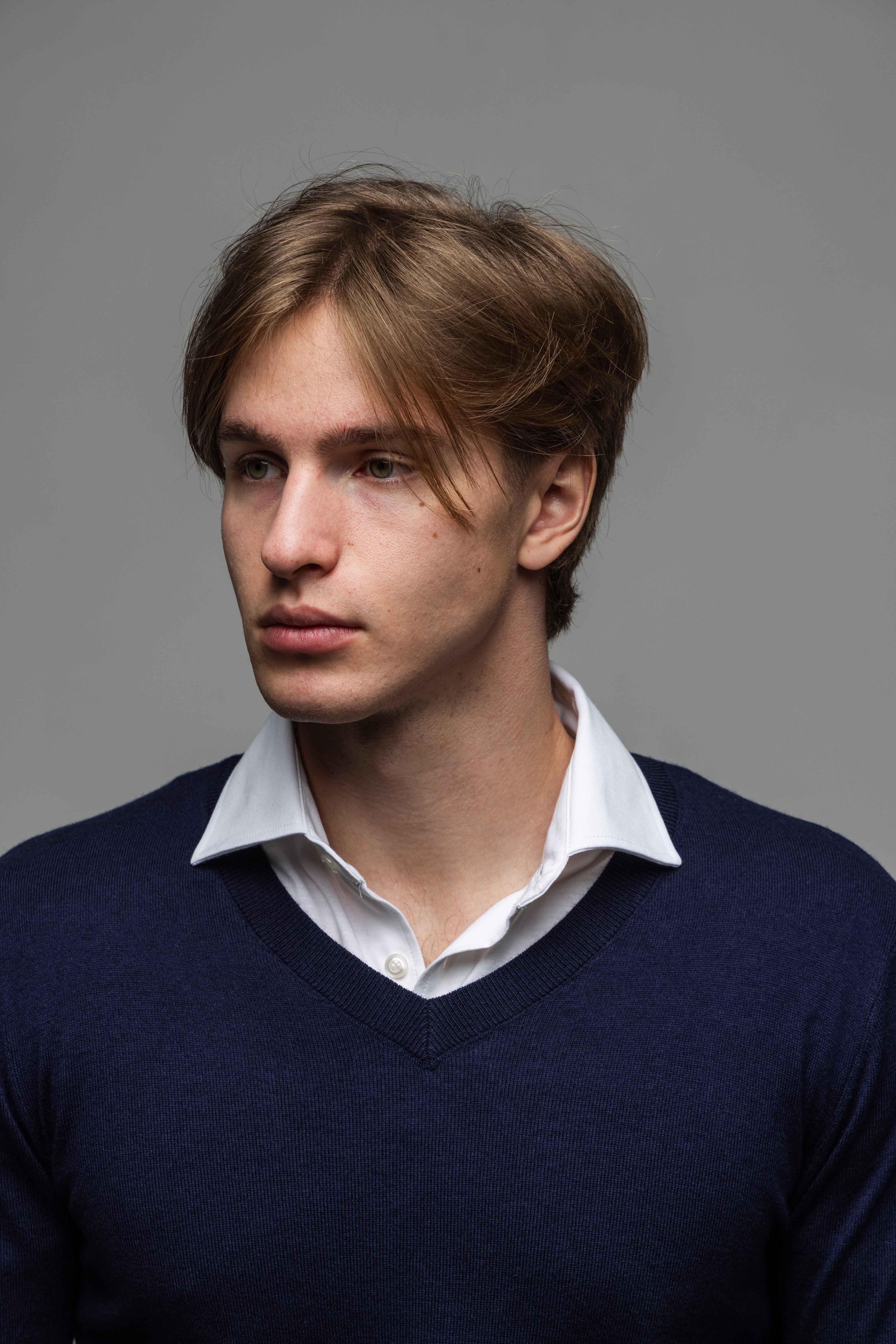 Modrý bavlnený pulóver s V výstrihom