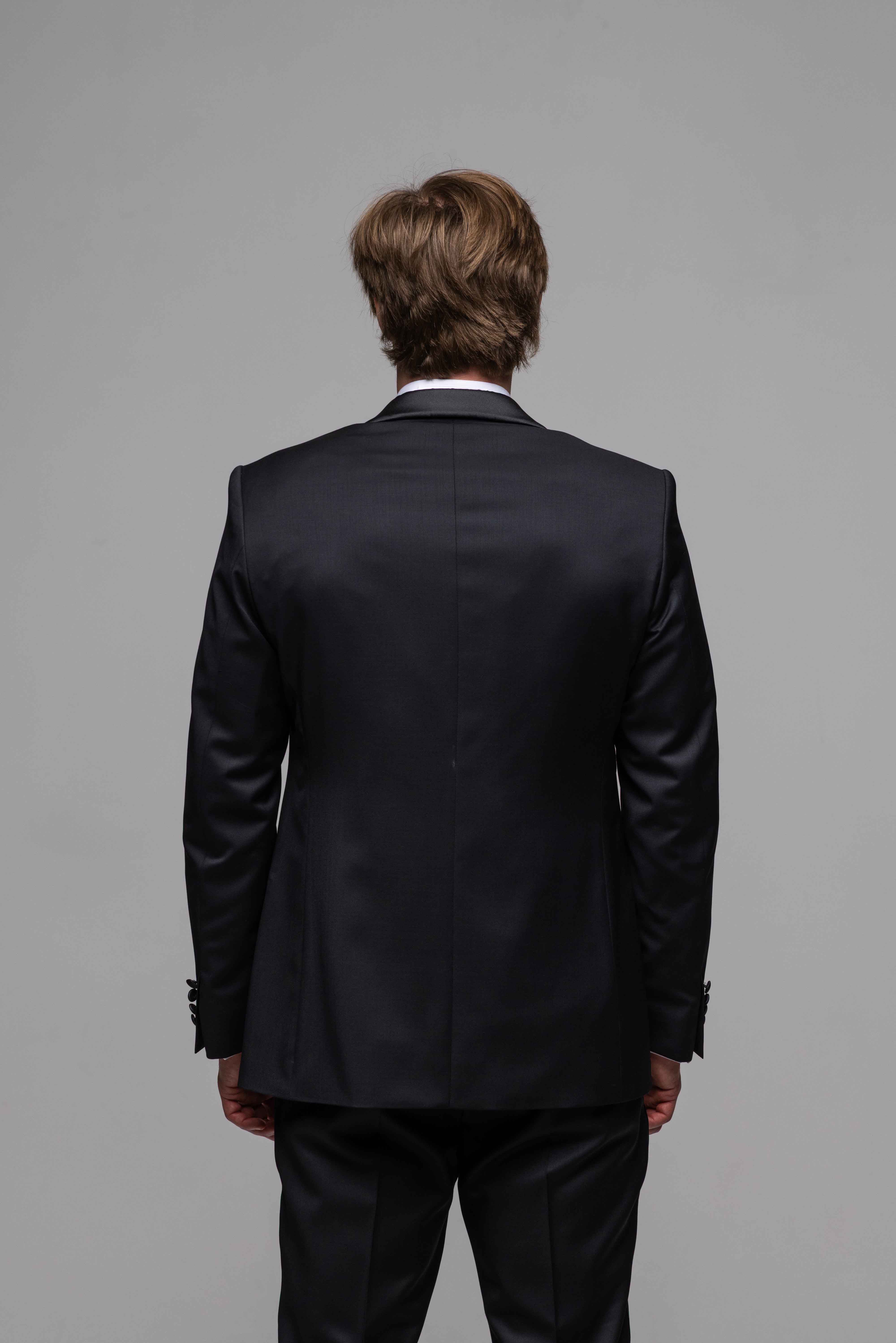 Čierny vlnený smoking