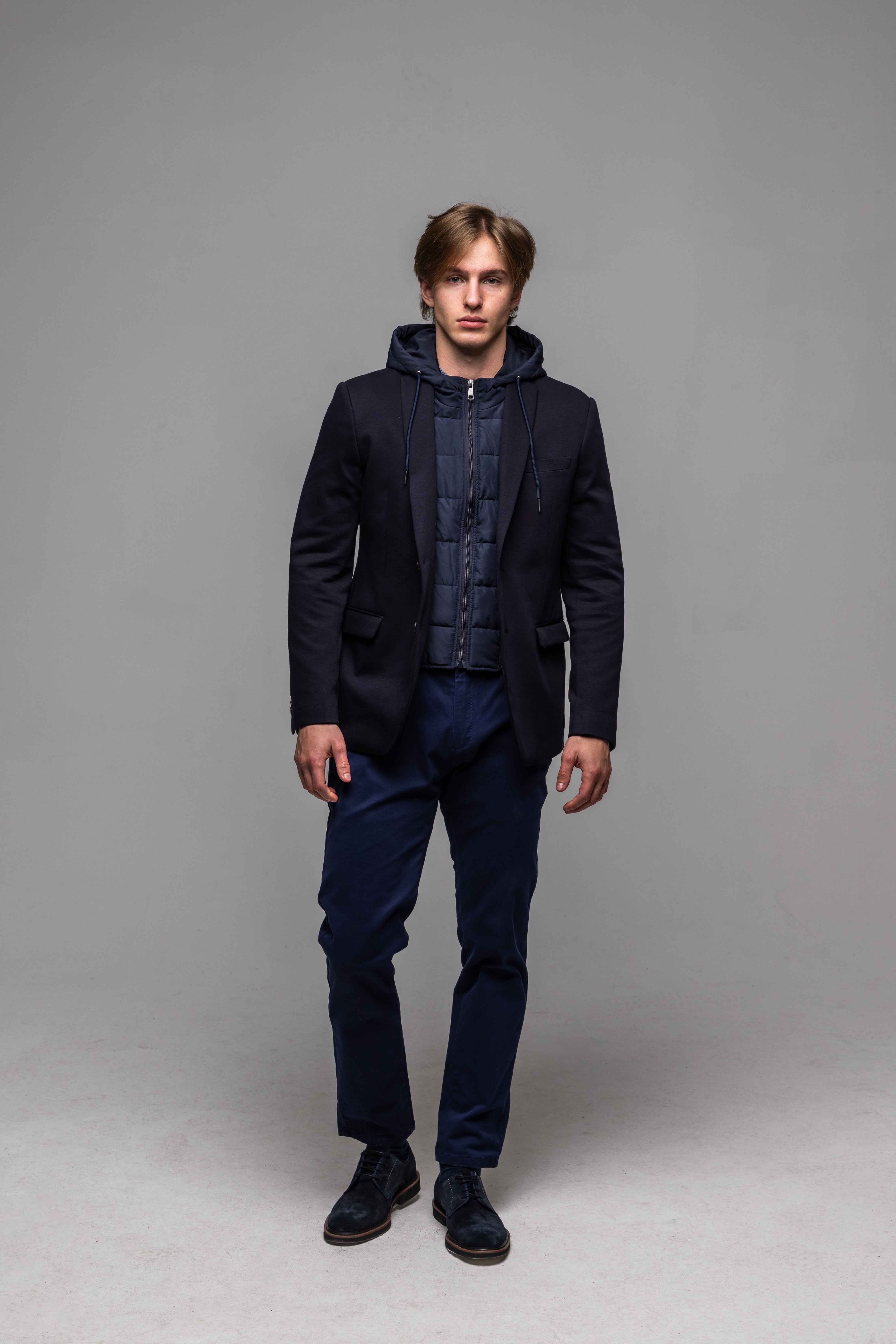 Tmavomodré sako s odnímateľnou vsadkou a kapučnou