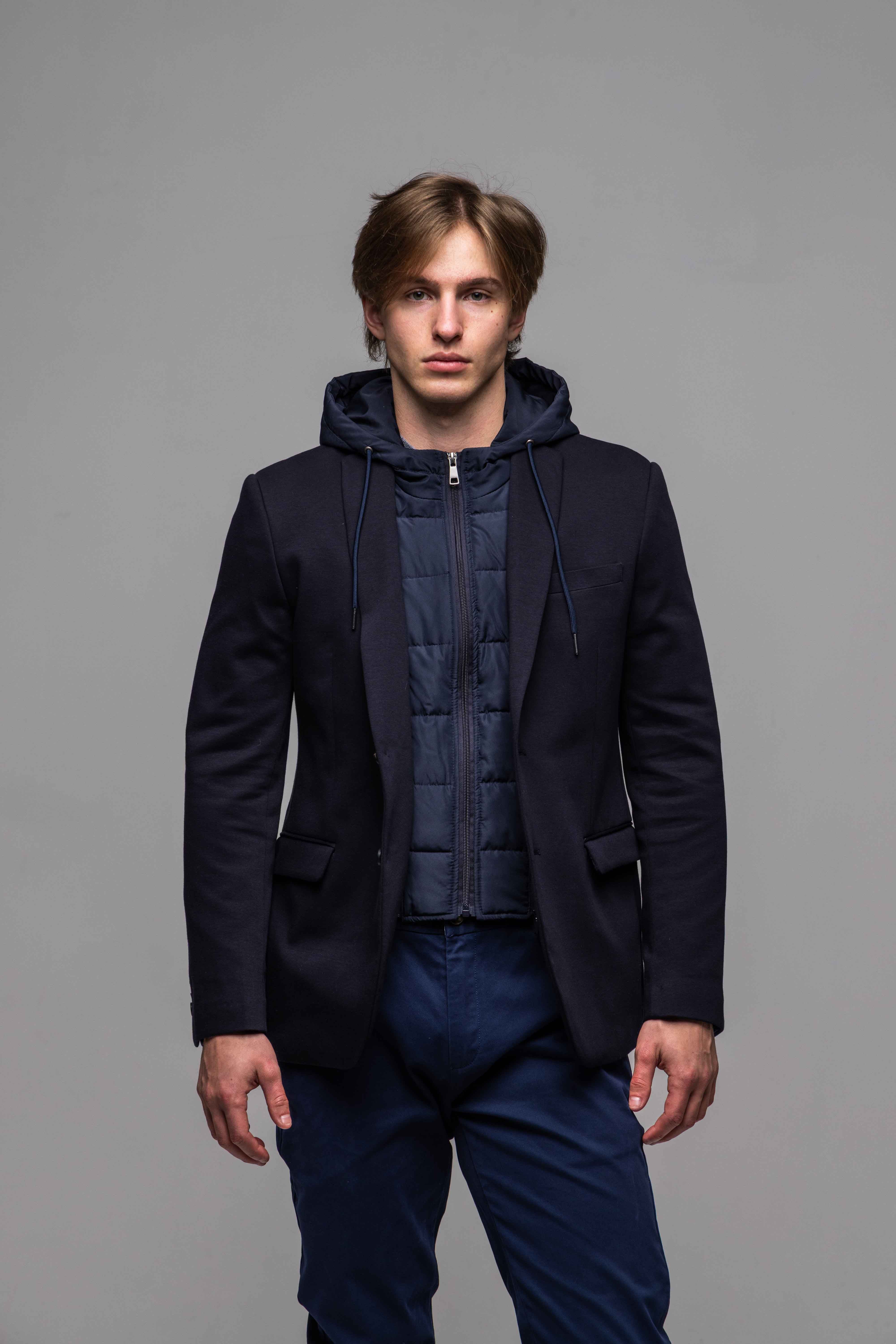 Tmavomodré sako s odnímateľnou vsadkou a kapučnou