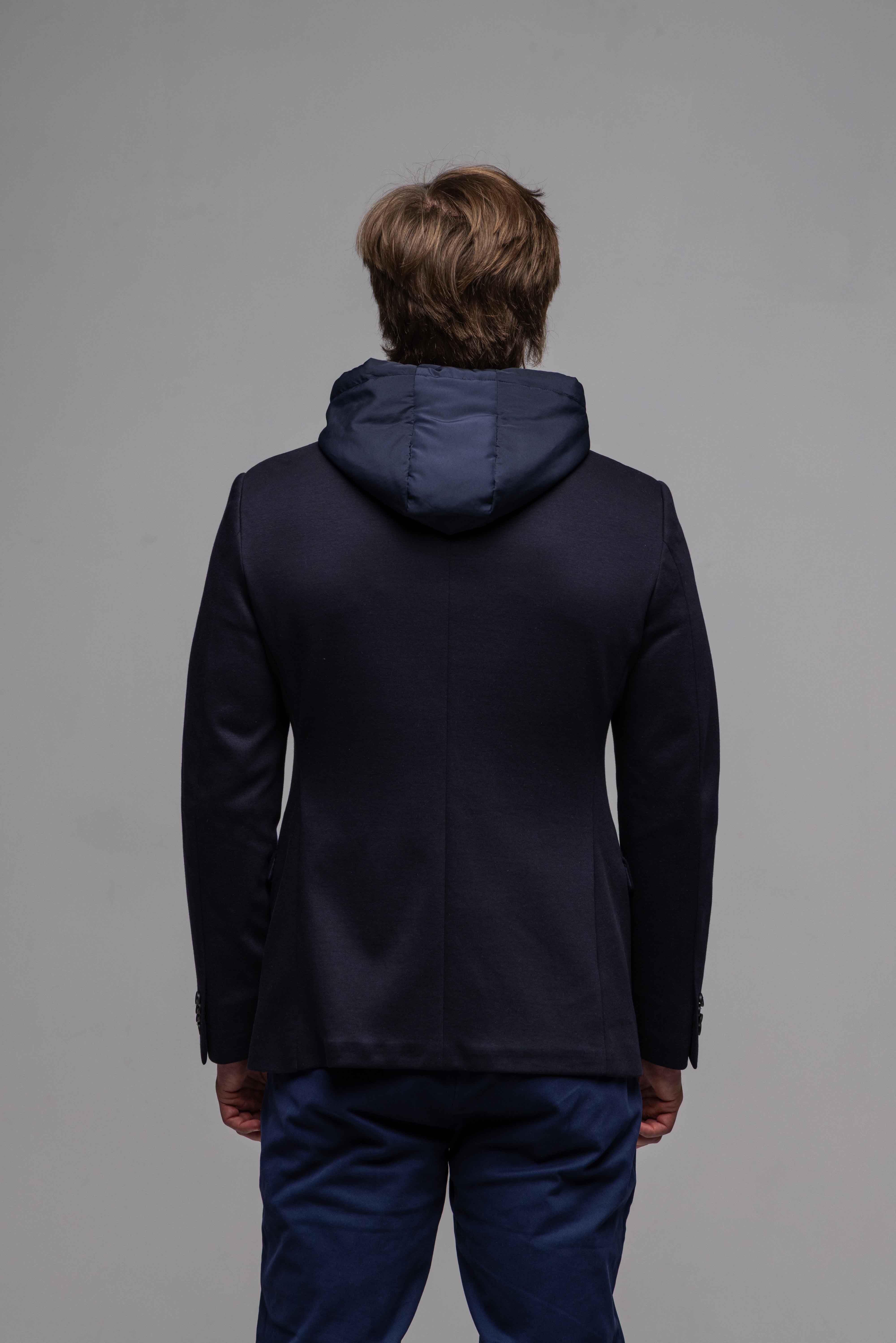 Tmavomodré sako s odnímateľnou vsadkou a kapučnou