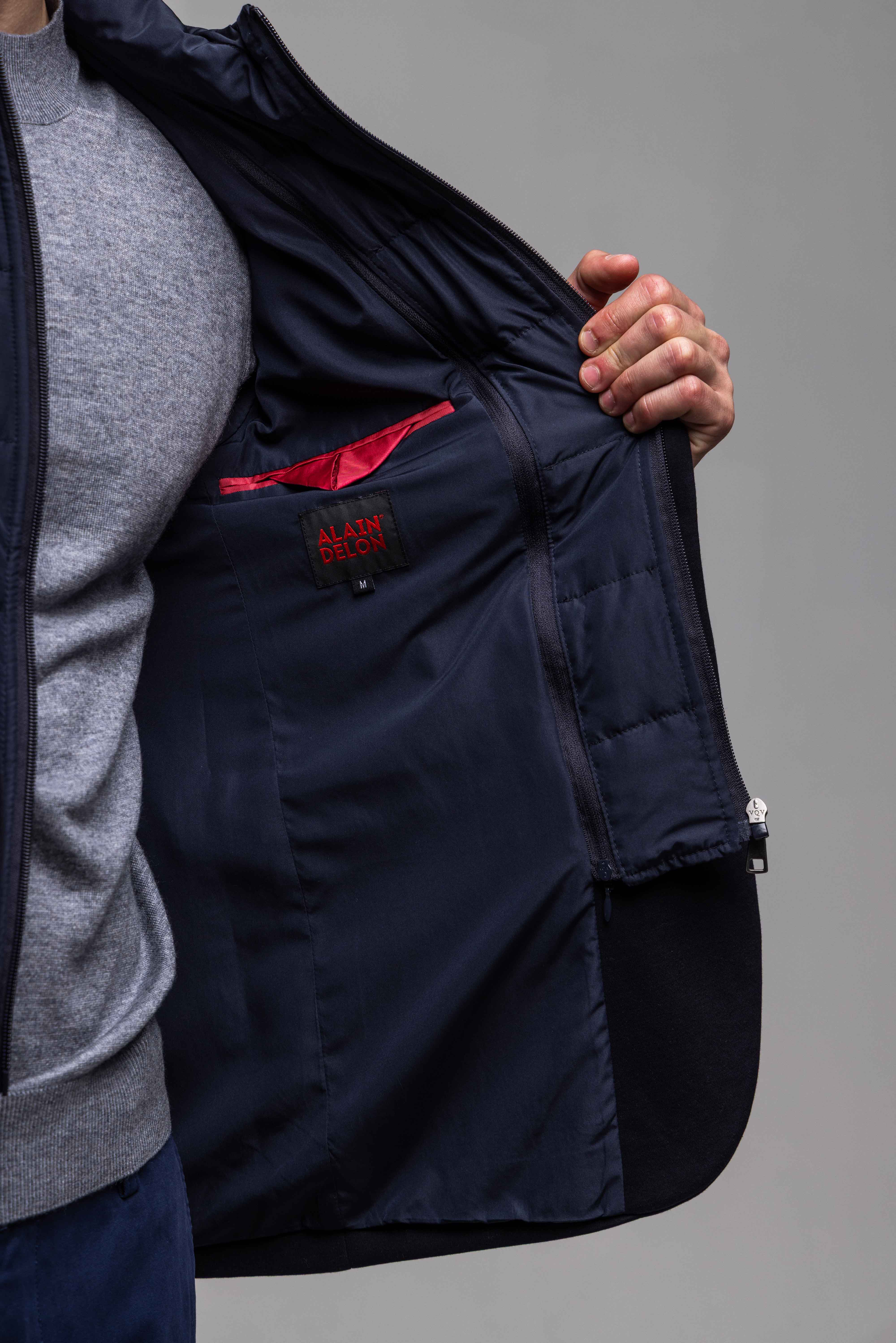 Tmavomodré sako s odnímateľnou vsadkou a kapučnou