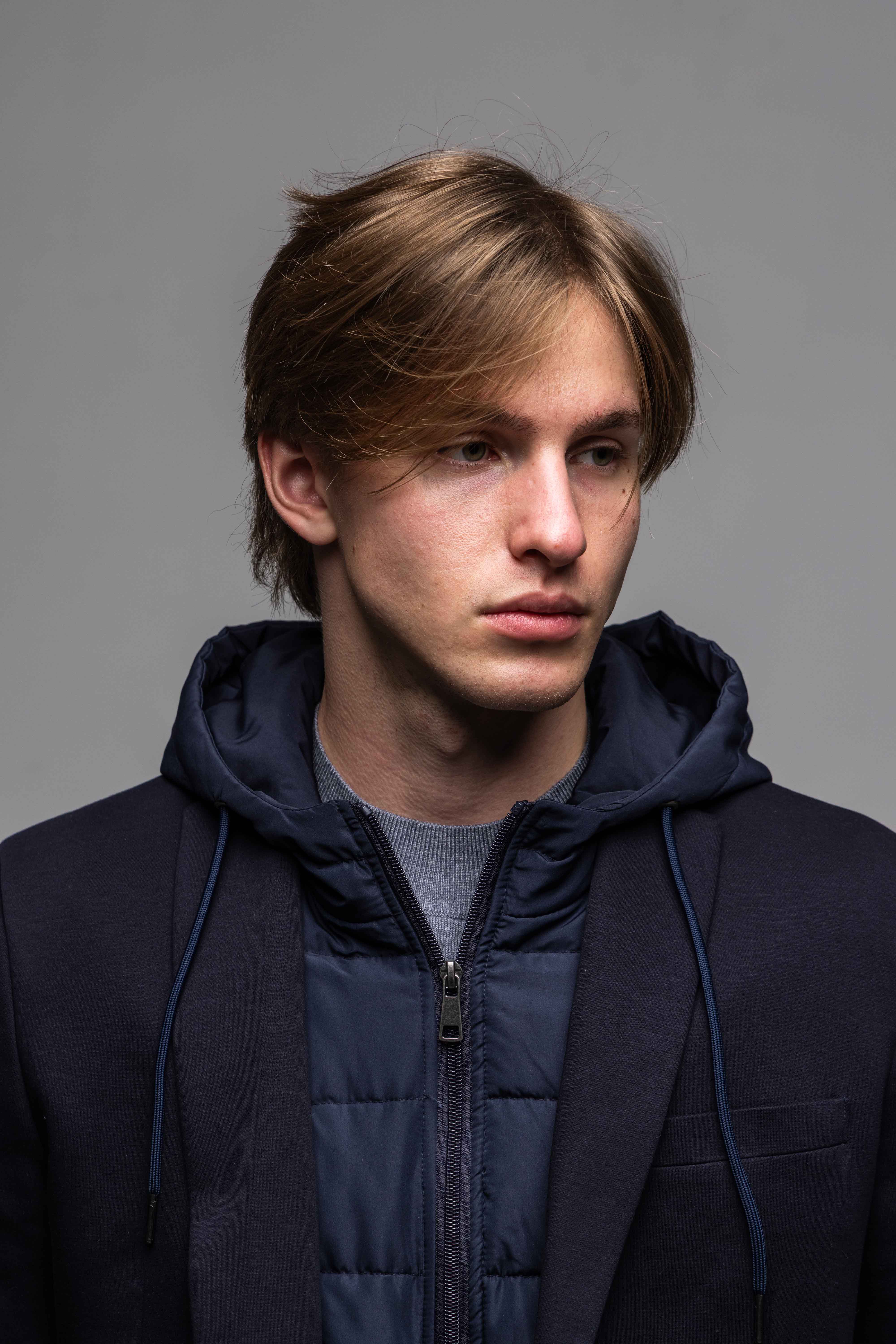 Tmavomodré sako s odnímateľnou vsadkou a kapučnou