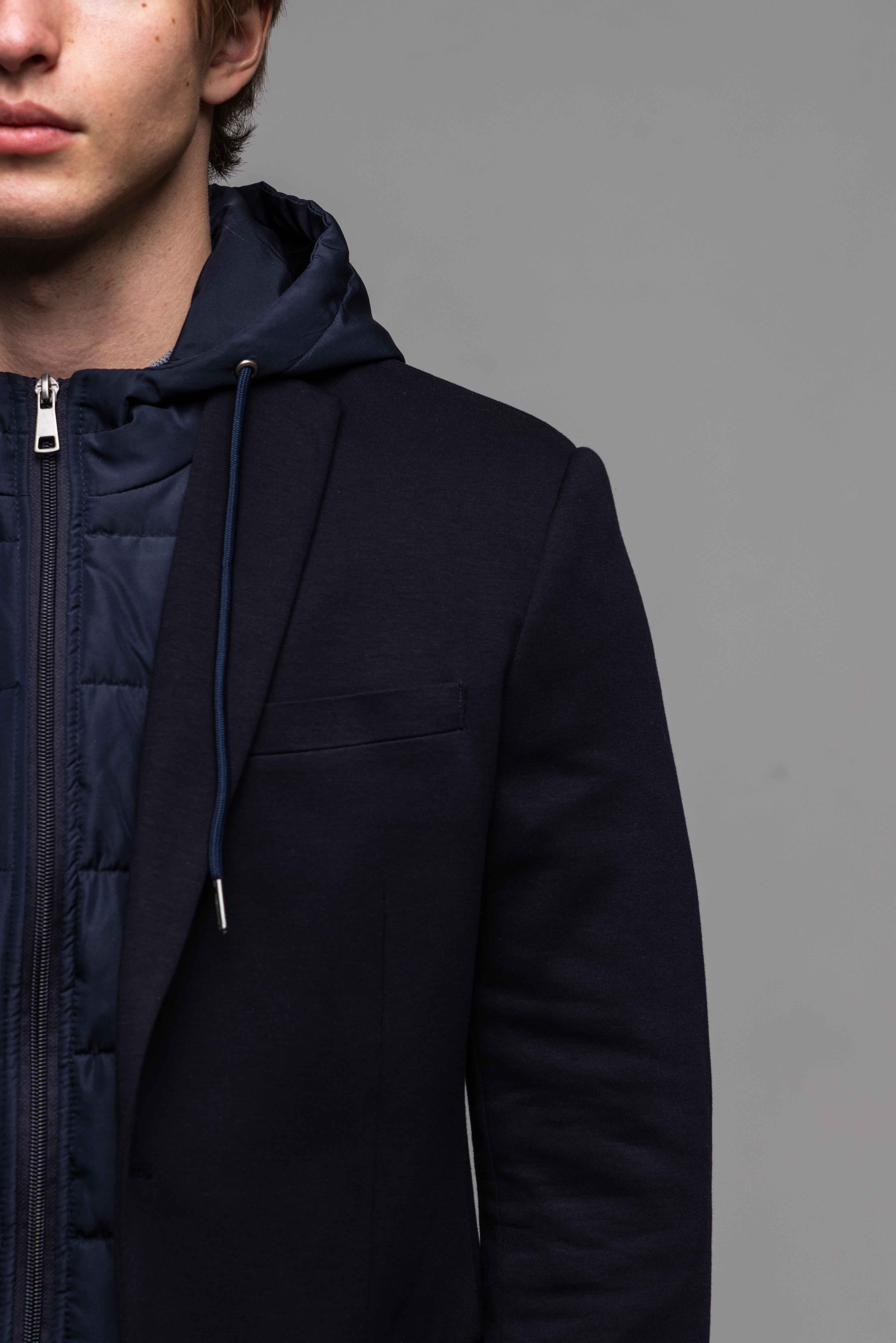 Tmavomodré sako s odnímateľnou vsadkou a kapučnou