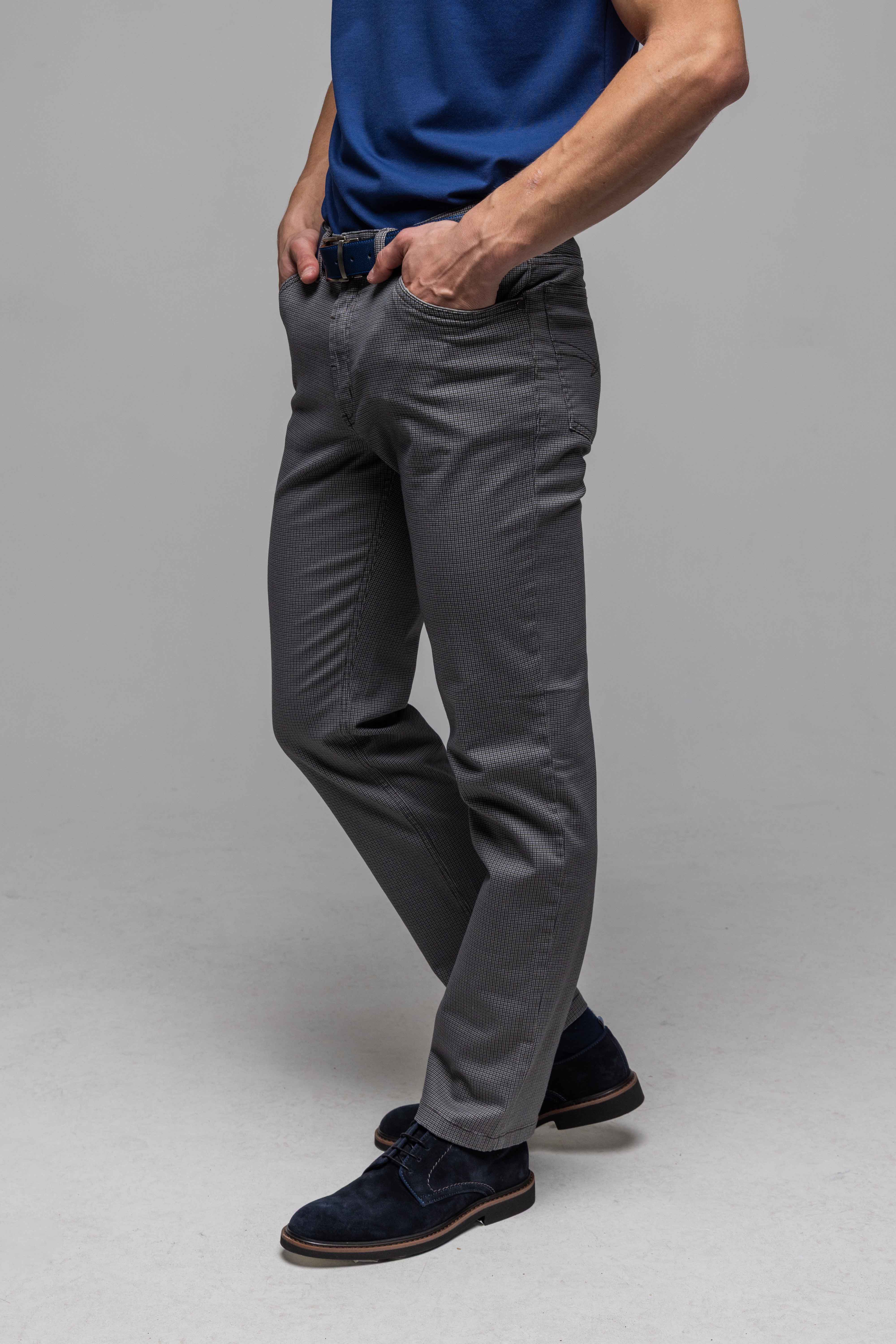 Šedohnedé voľnočasové nohavice s pepito vzorom