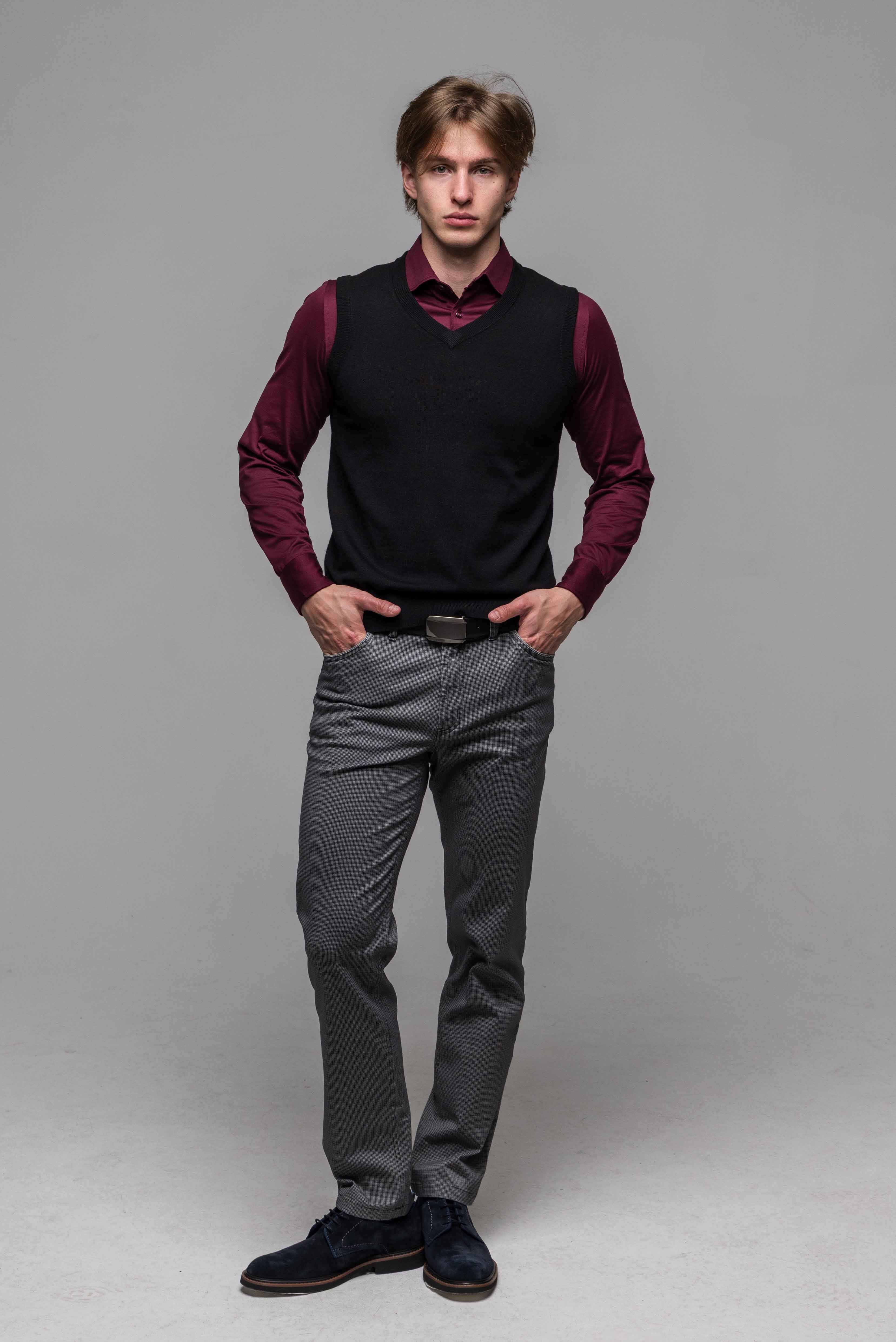 Čierna pletená vesta s V výstrihom