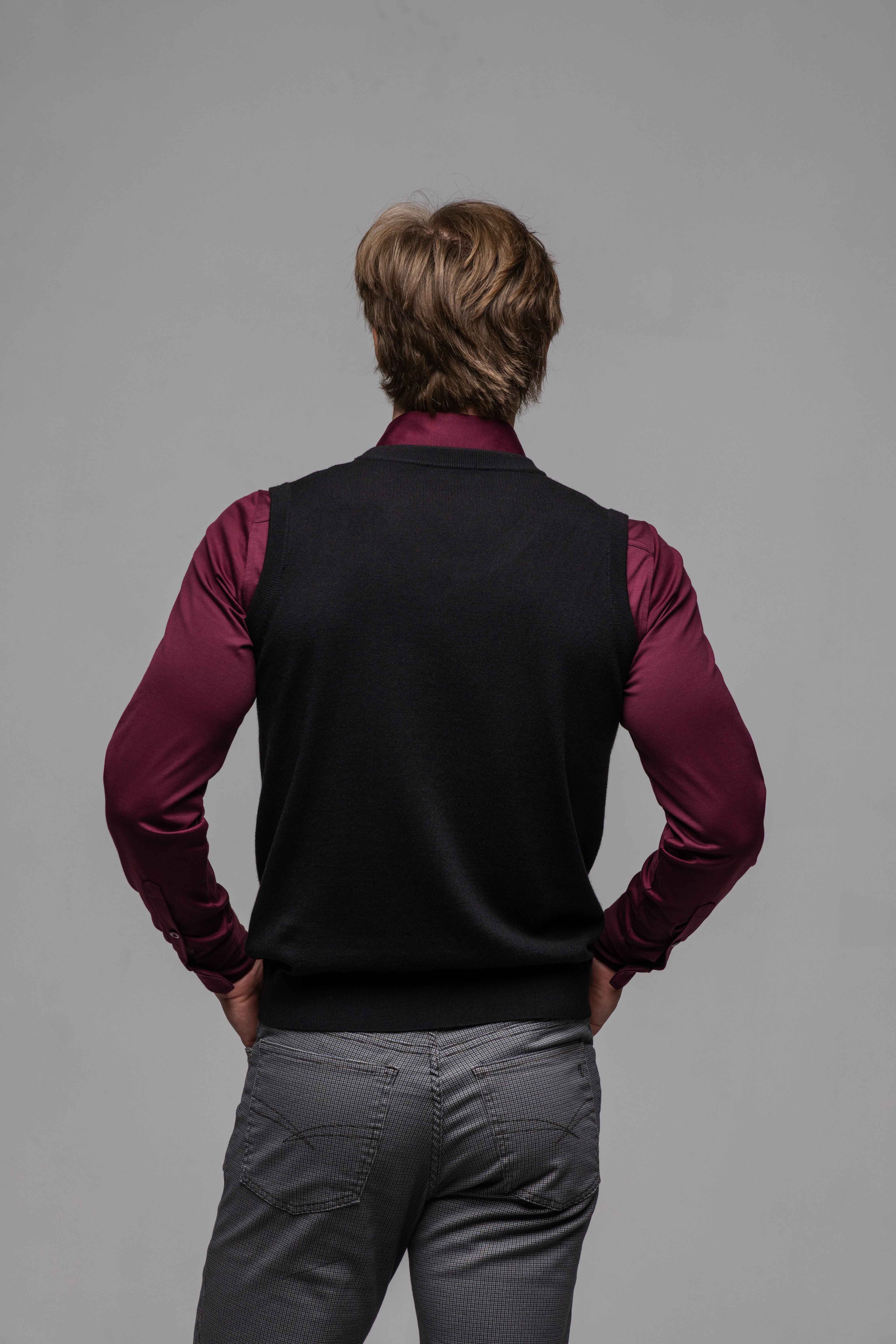 Čierna pletená vesta s V výstrihom