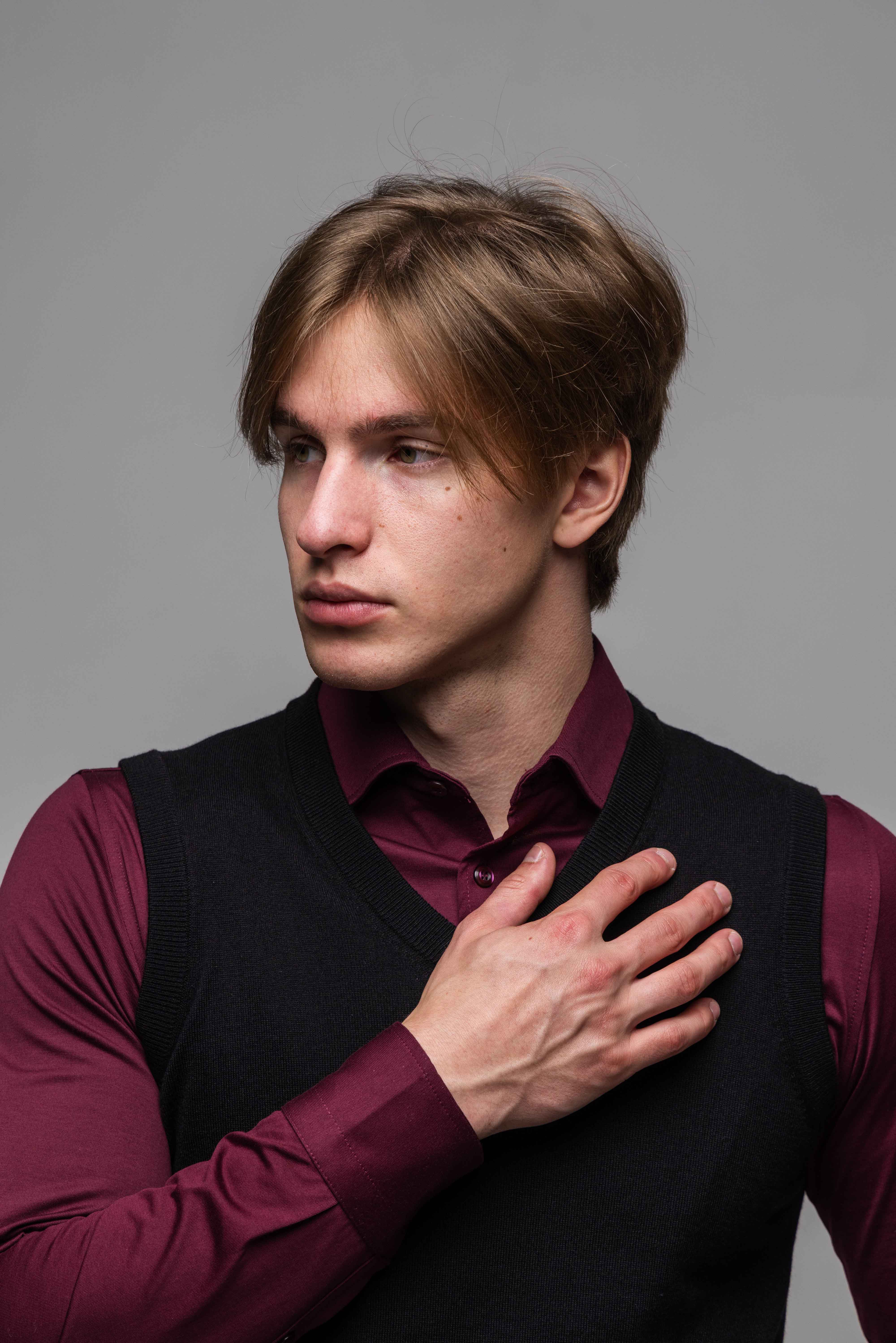 Čierna pletená vesta s V výstrihom