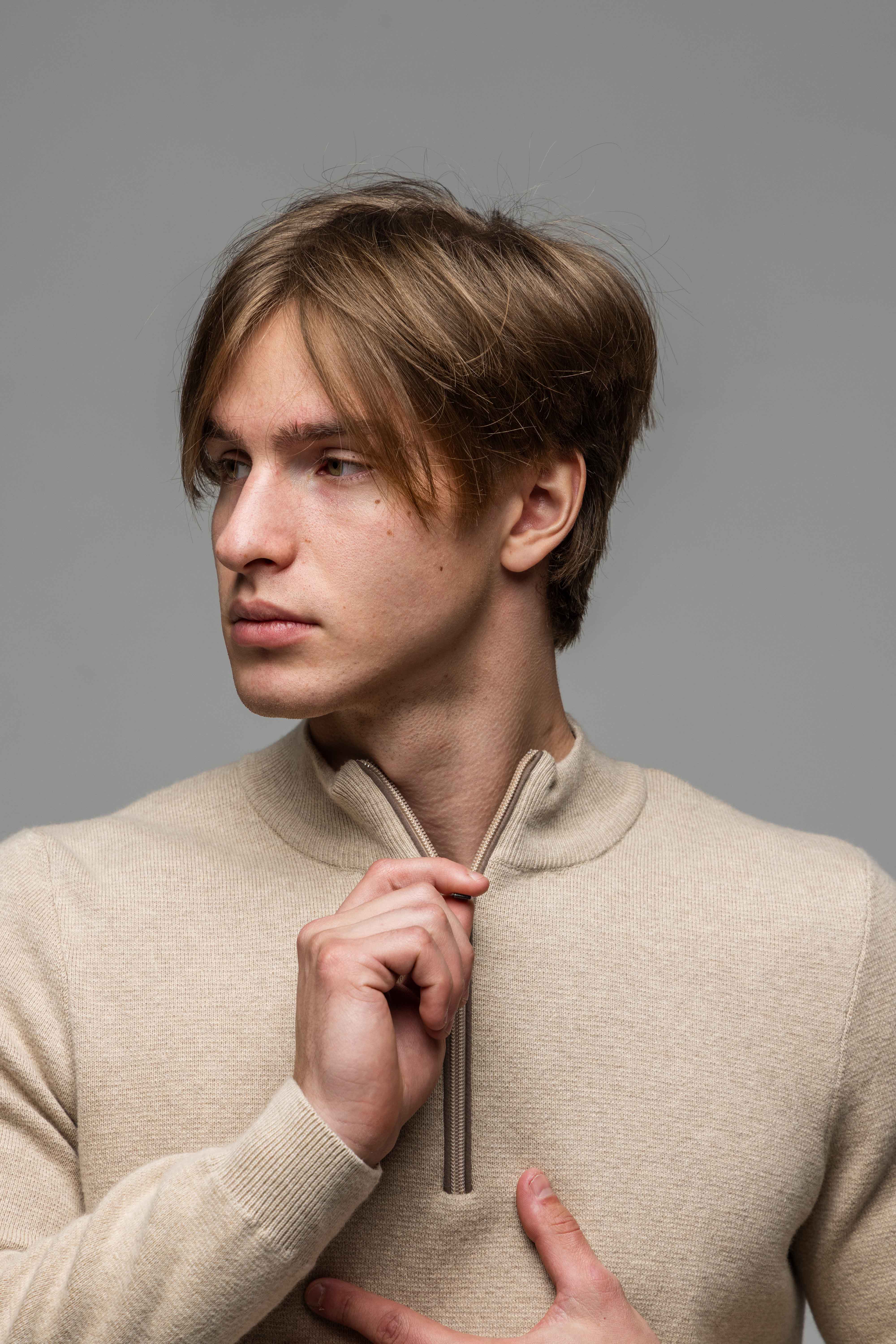 Béžový pulóver so zipsom