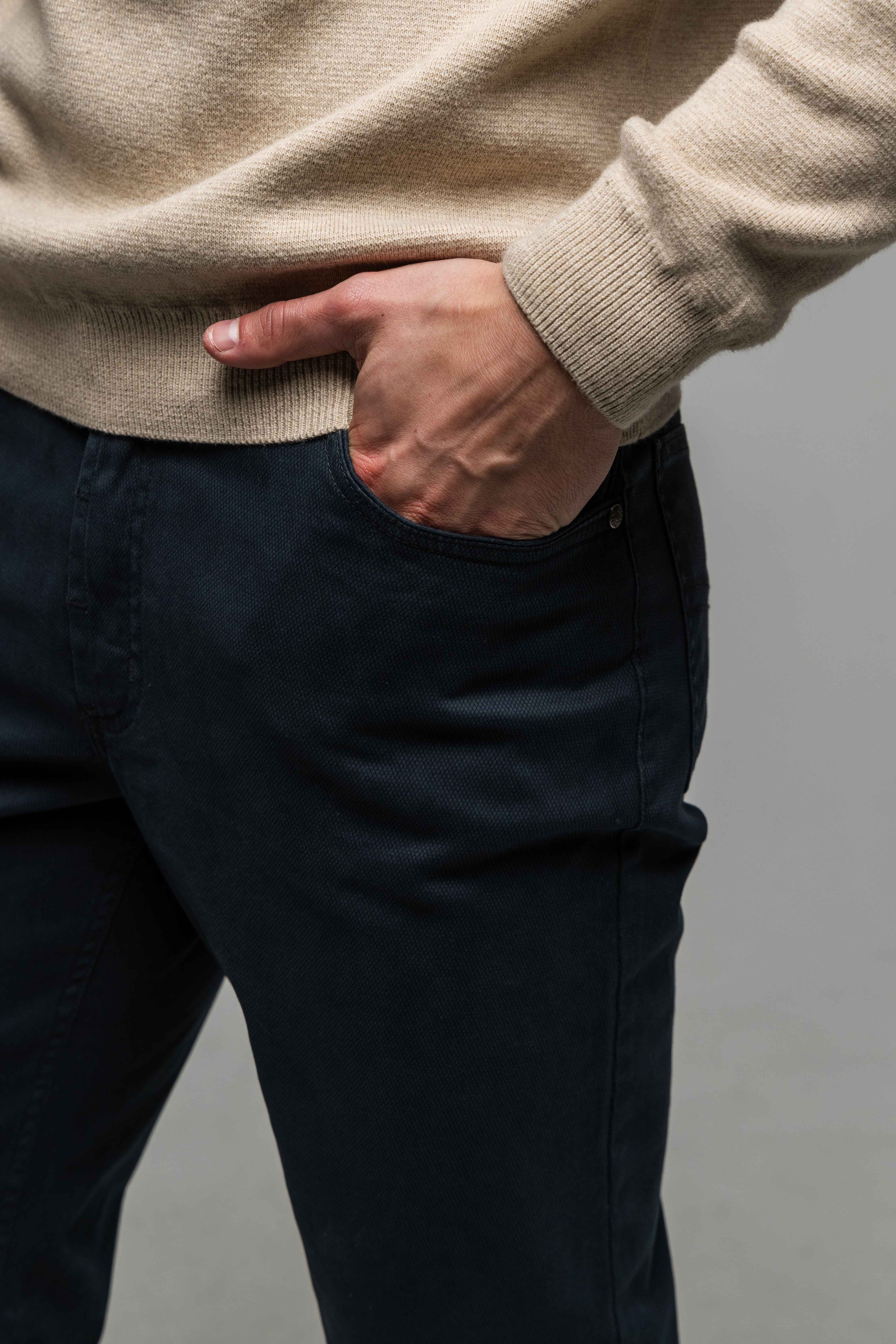 Modro sivé voľnočasové nohavice so vzorom