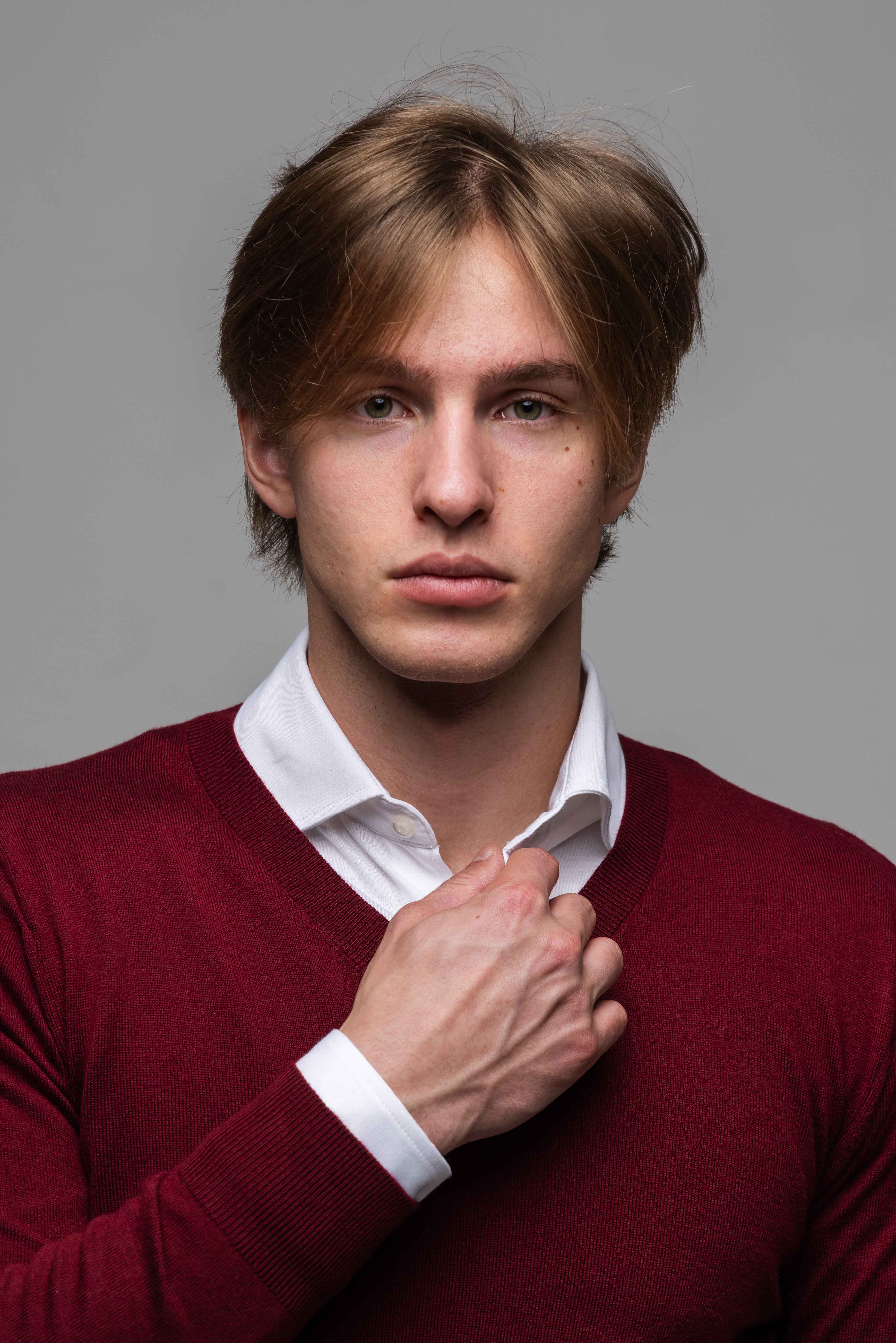 Bordový bavlnený pulóver s V výstrihom