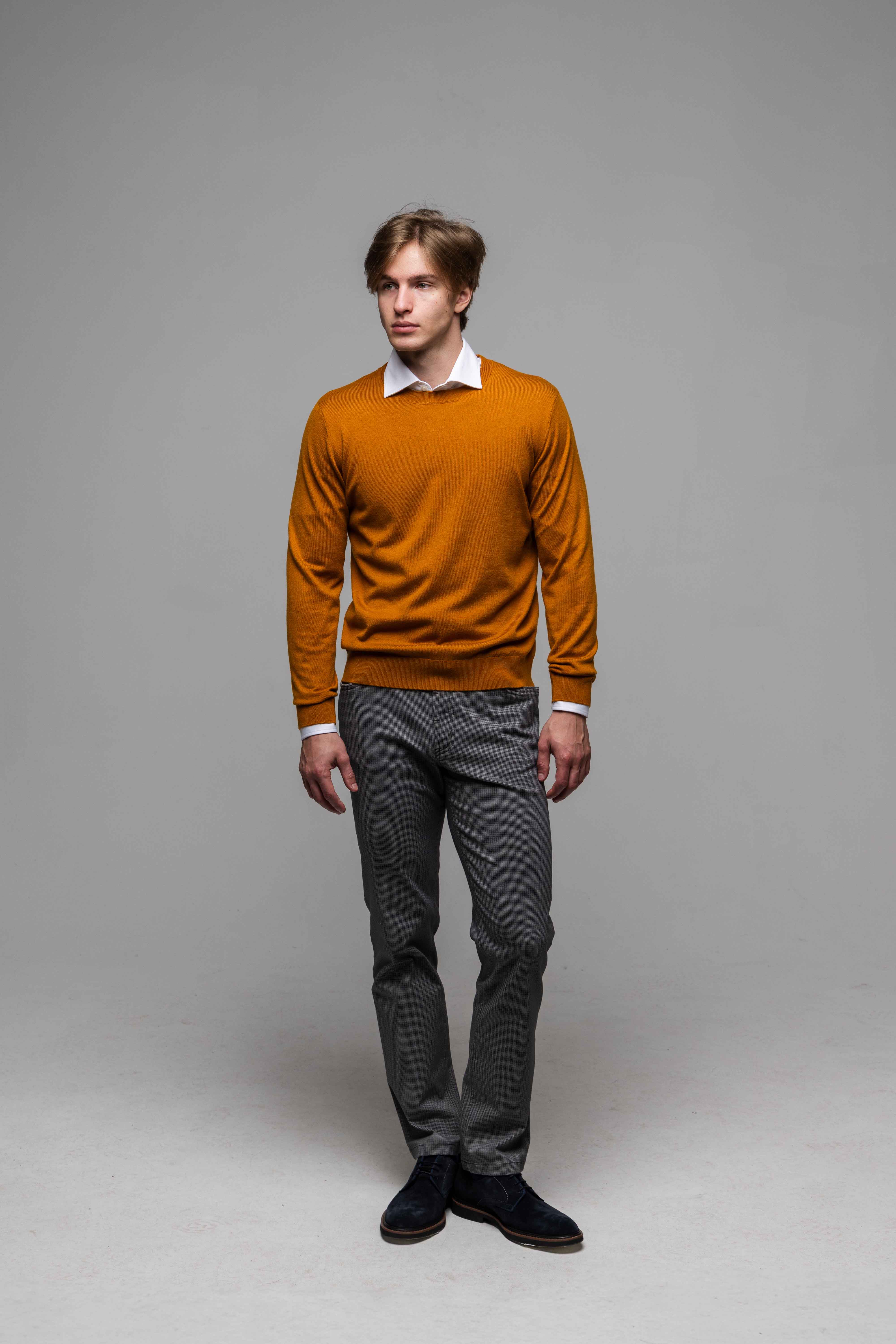 Karamelový bavlnený pulóver s okrúhlym výstrihom