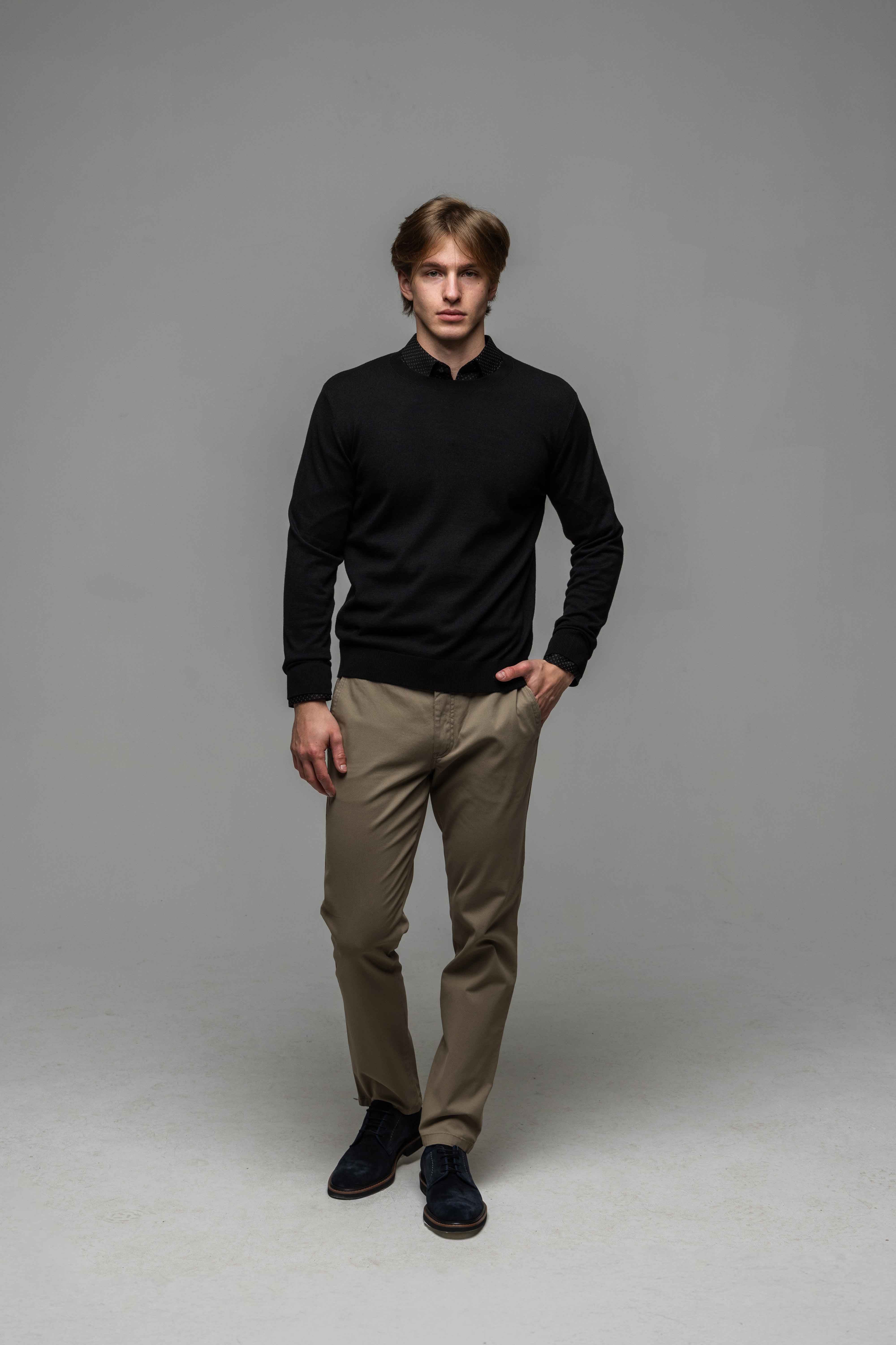 Čierny bavlnený pulóver s okrúhlym výstrihom