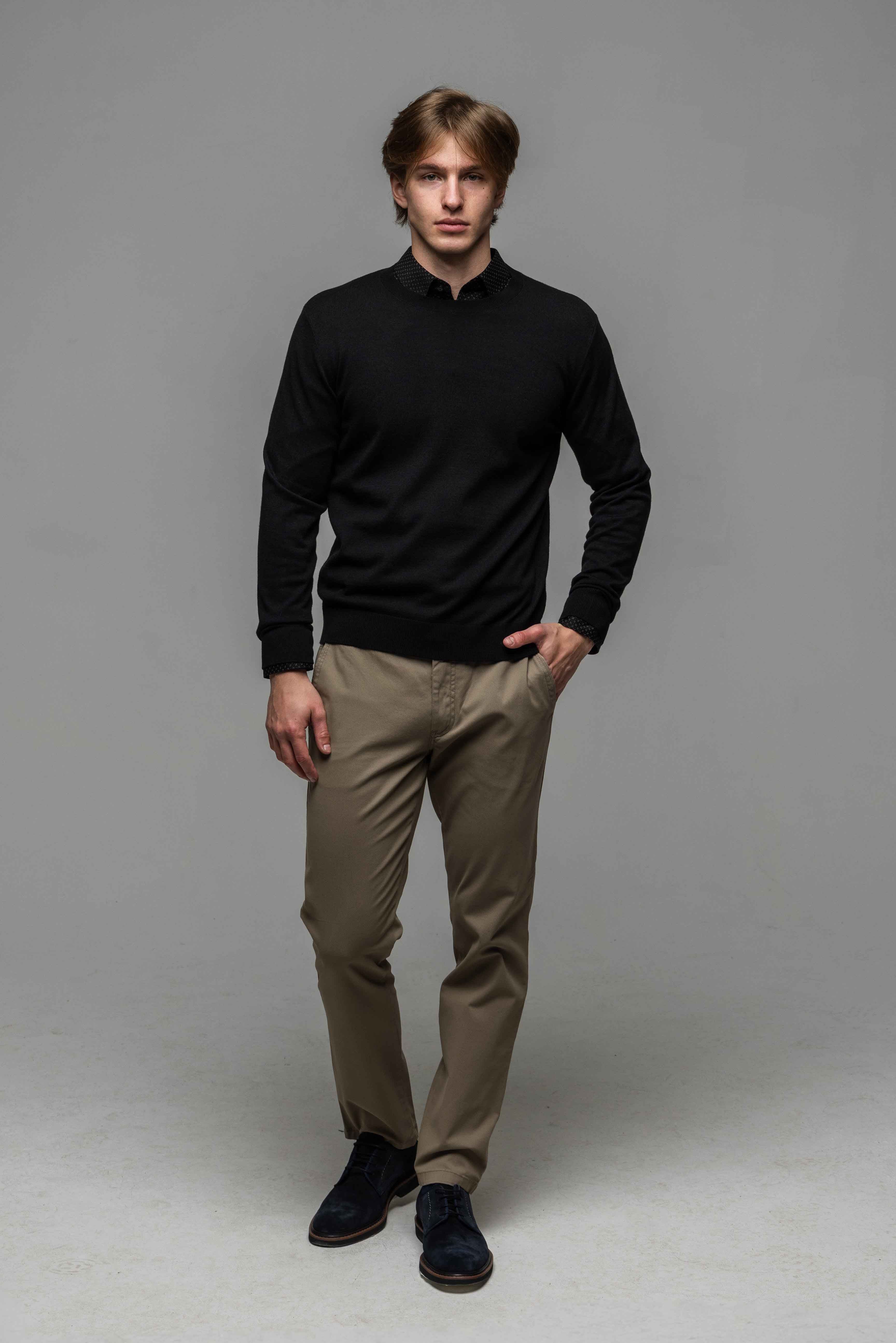 Čierny vlnený pulóver s okrúhlym výstrihom