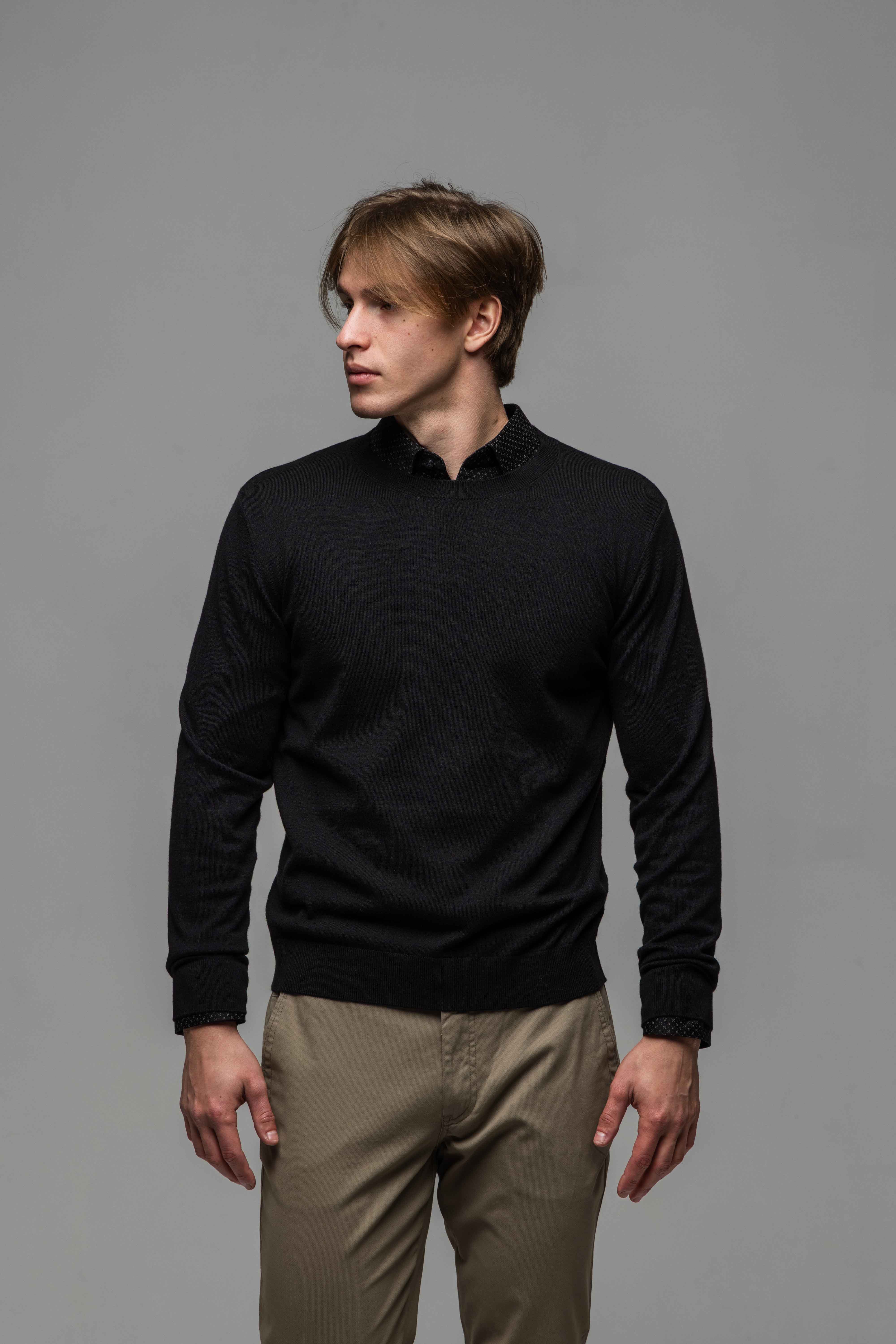 Čierny bavlnený pulóver s okrúhlym výstrihom