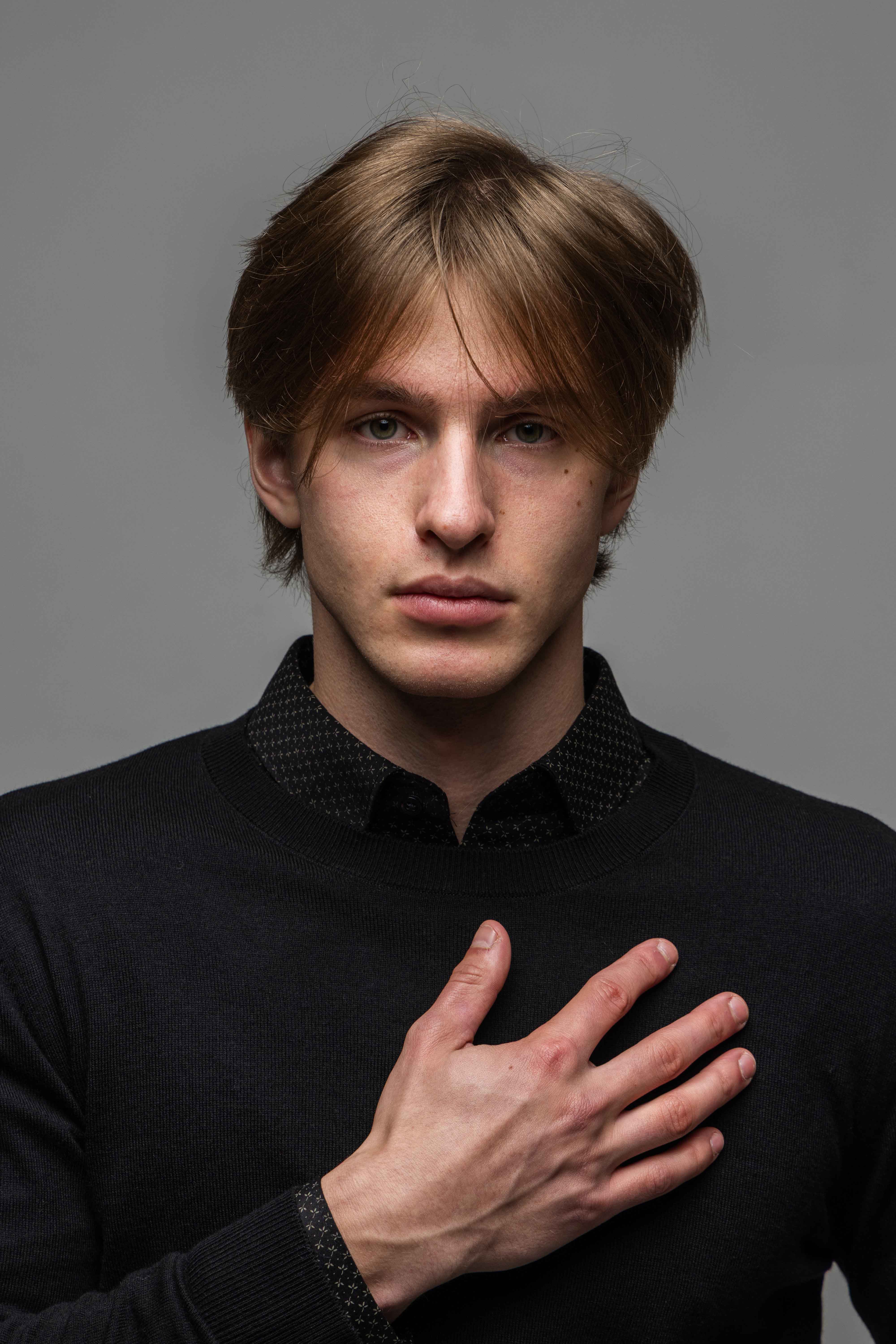 Čierny bavlnený pulóver s okrúhlym výstrihom