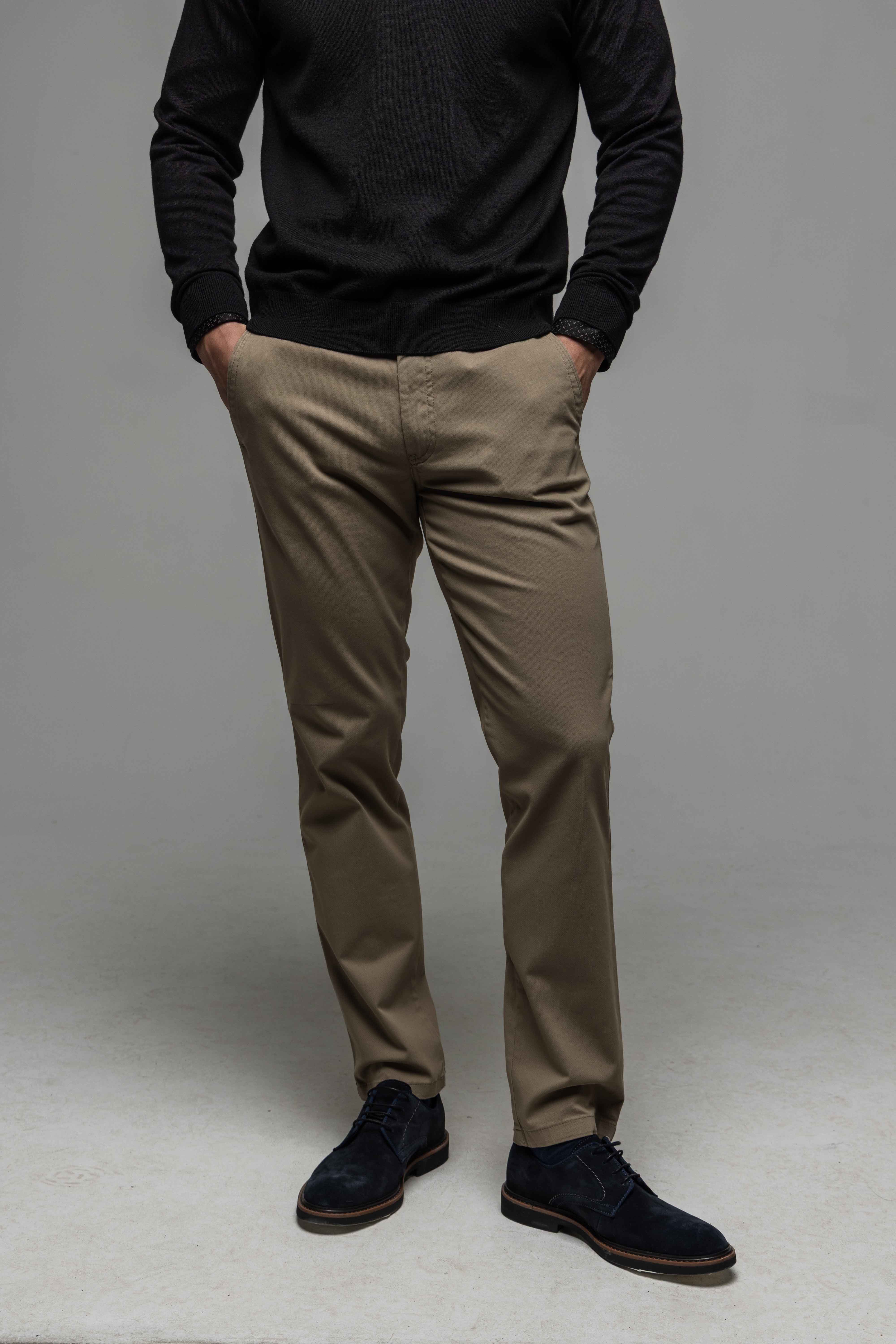 Kapučínové chinos nohavice so vzorom bodiek