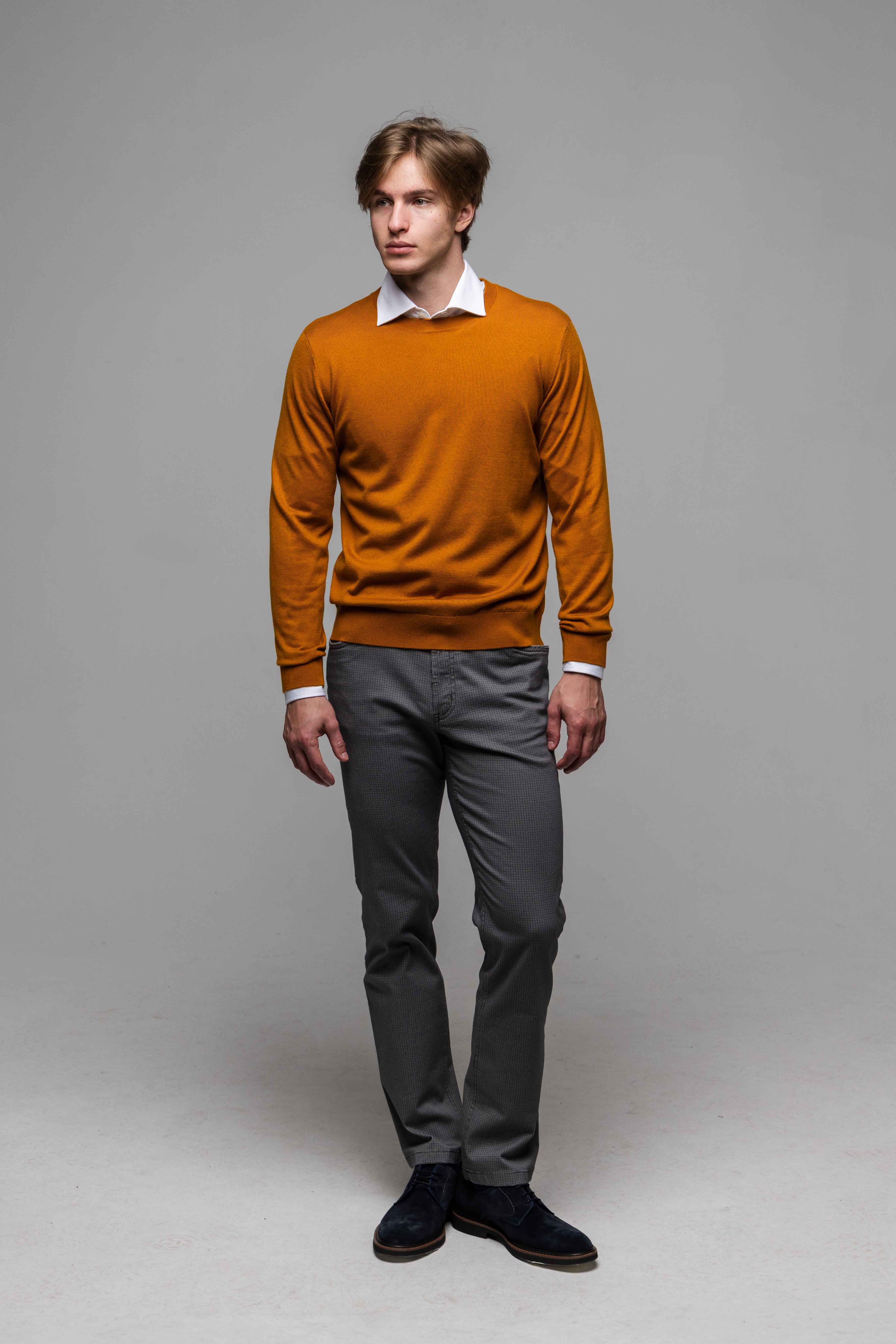 Karamelový vlnený pulóver s okrúhlym výstrihom