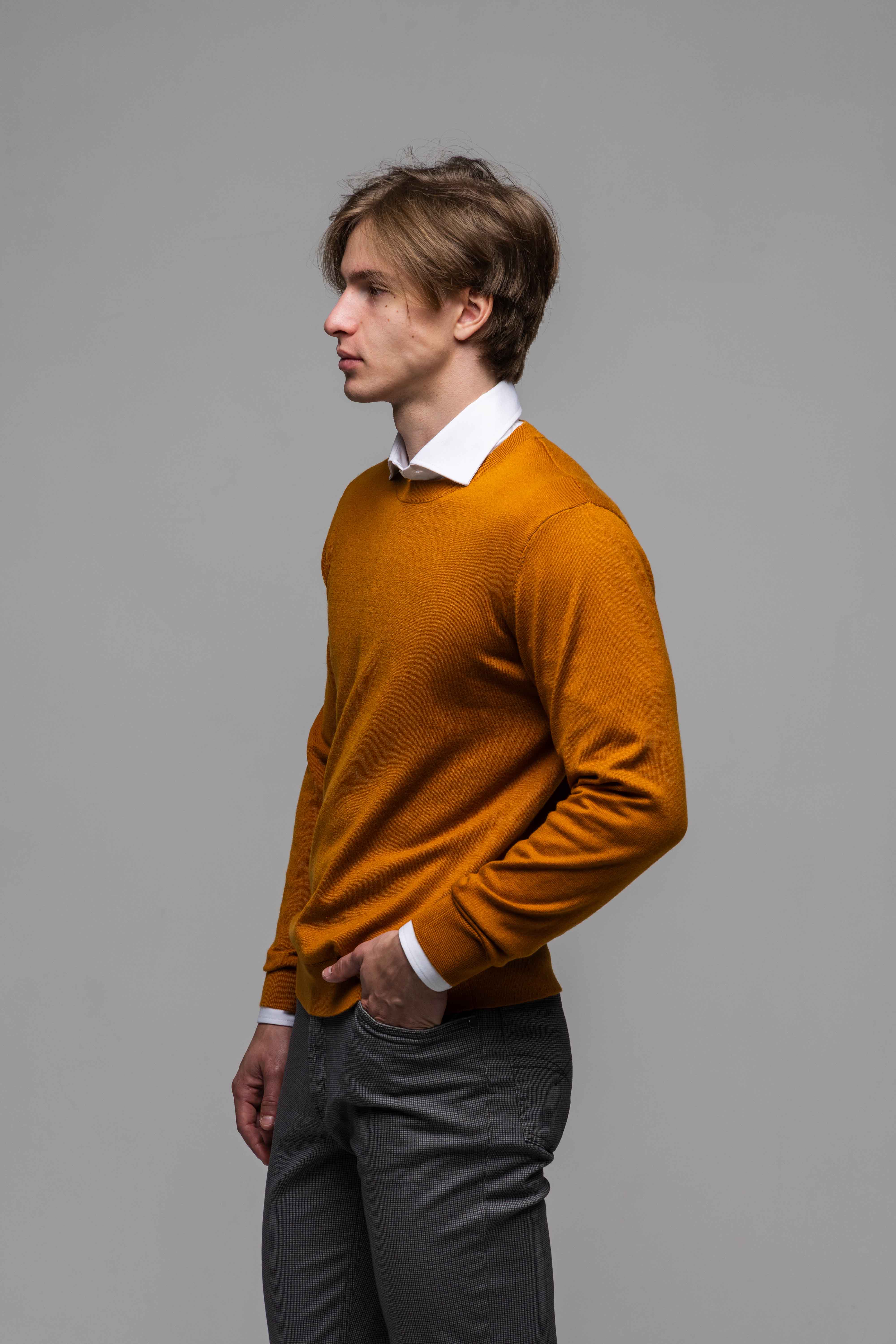 Karamelový bavlnený pulóver s okrúhlym výstrihom